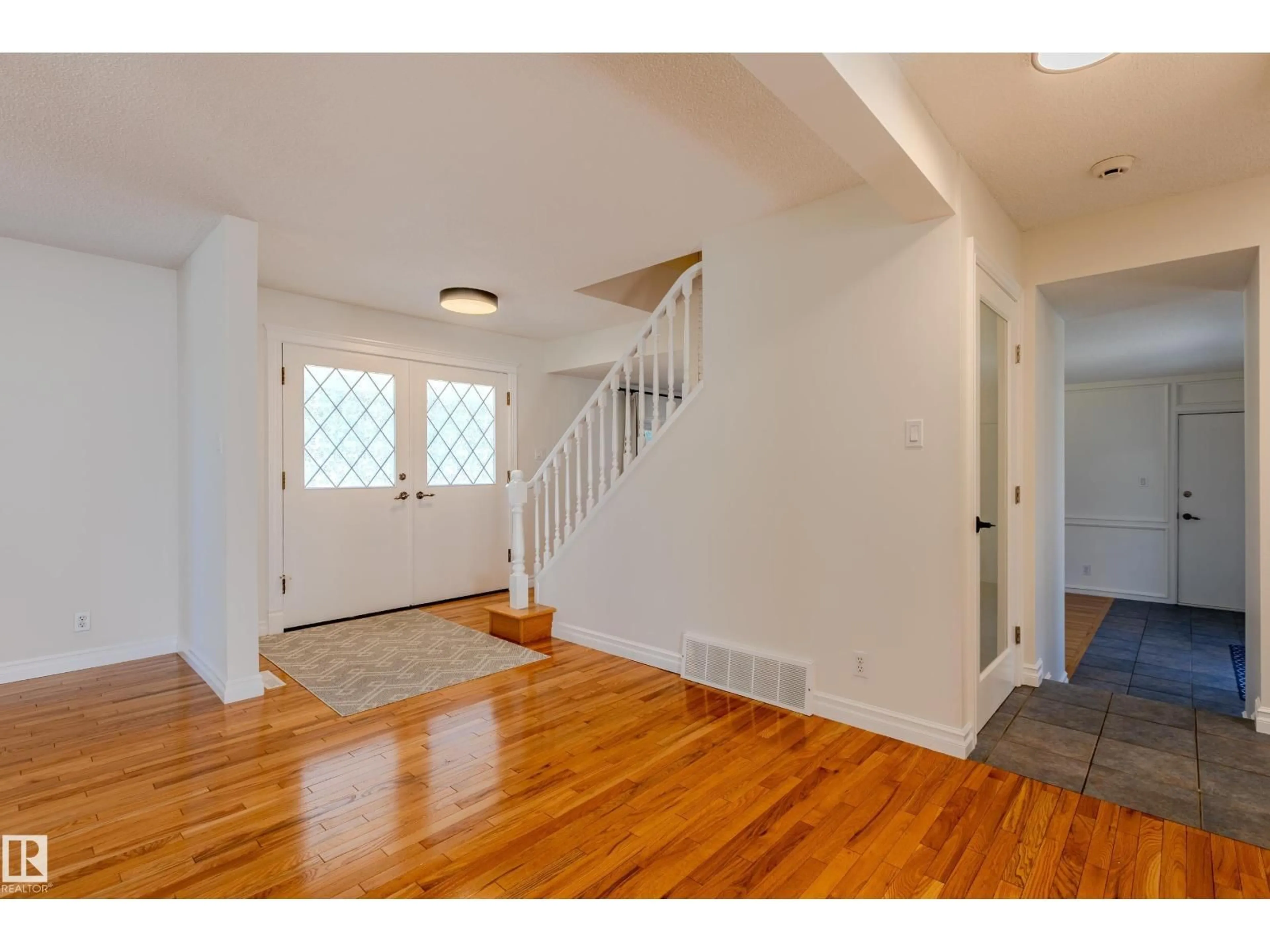 Indoor entryway for 98 VALLEYVIEW CR, Edmonton Alberta T5R5T3