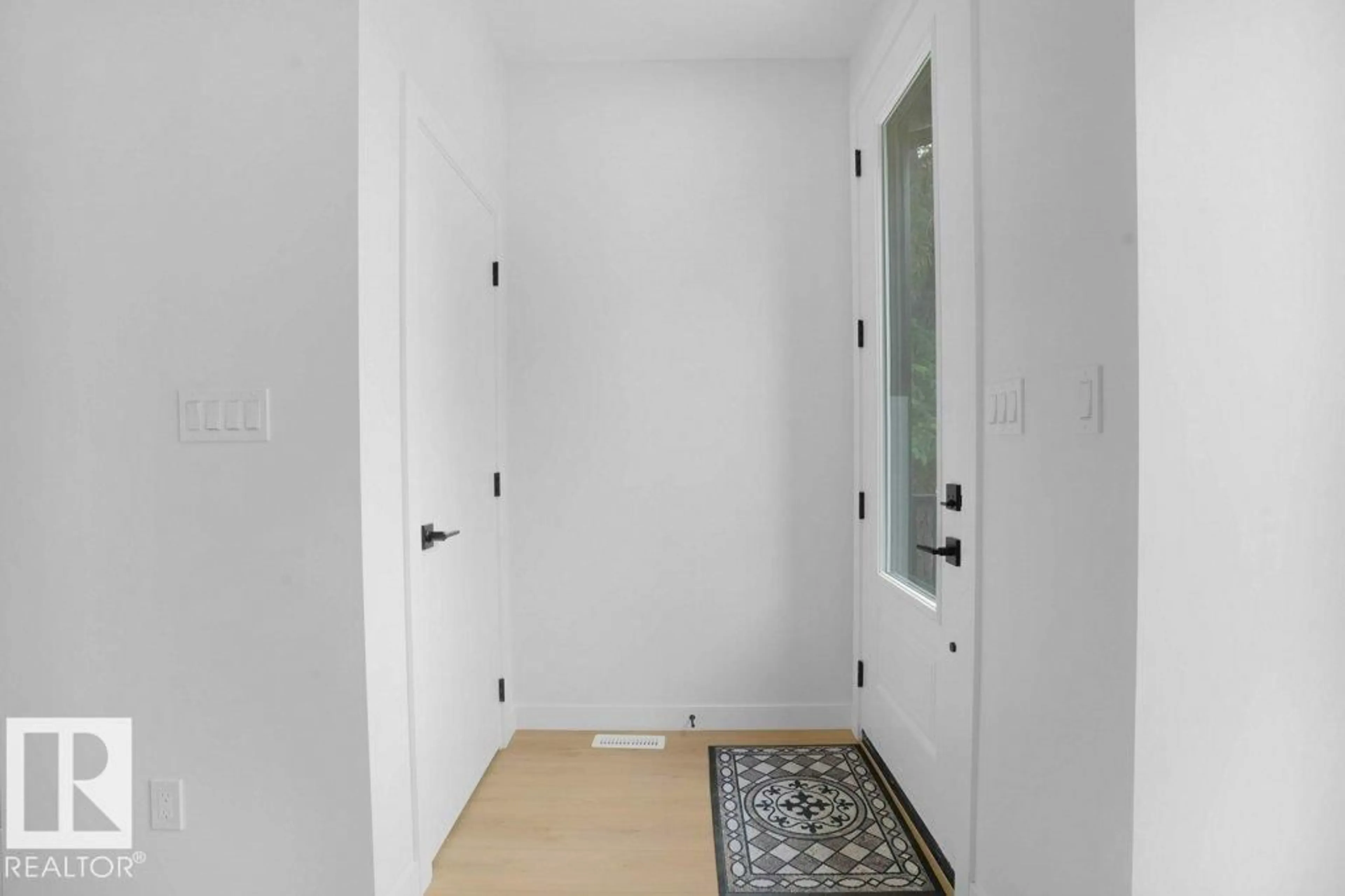 Indoor entryway for 10946 62 AV, Edmonton Alberta T6H1N2
