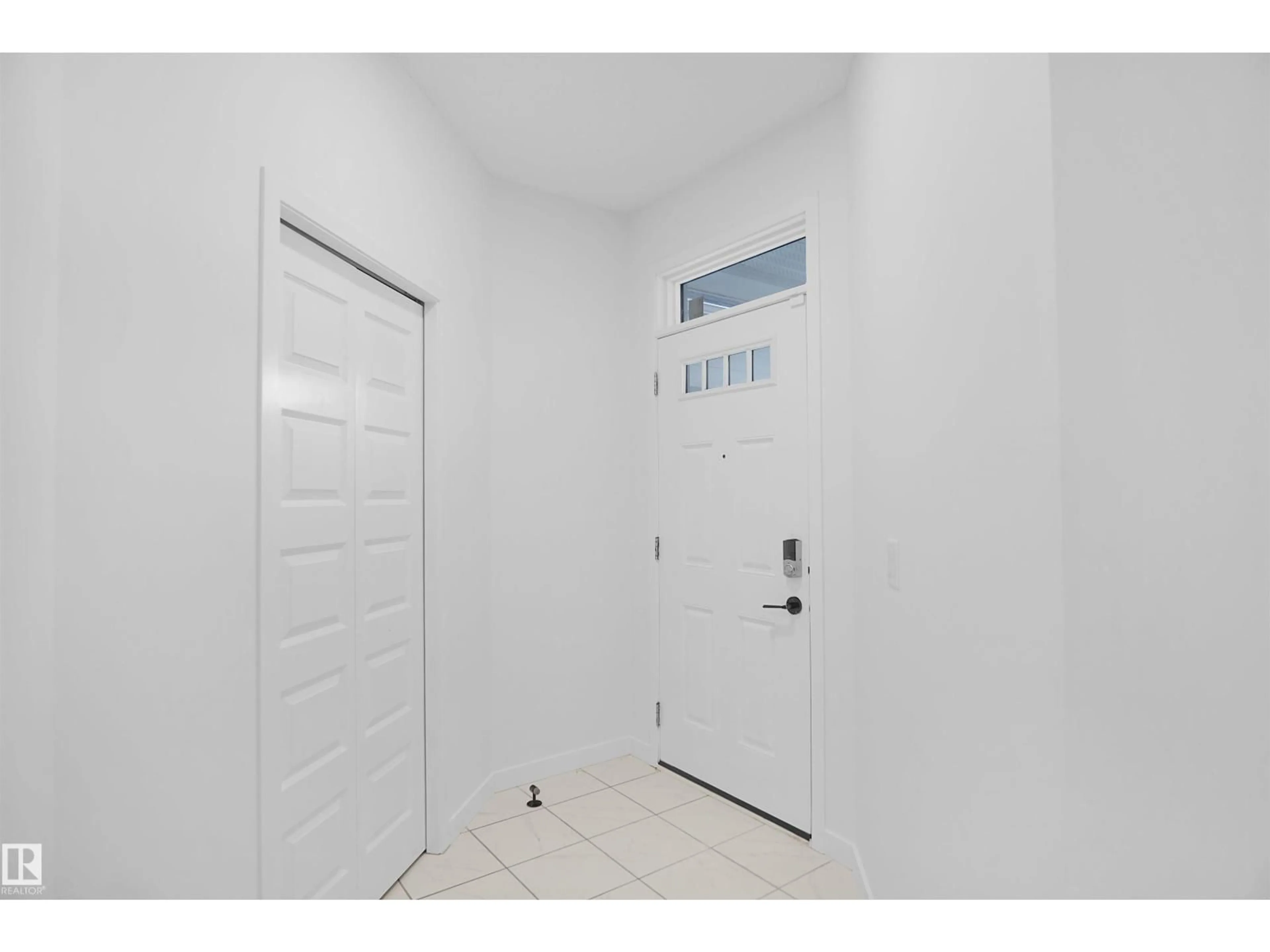 Indoor entryway for 17203 64 NW, Edmonton Alberta T5Y3T6