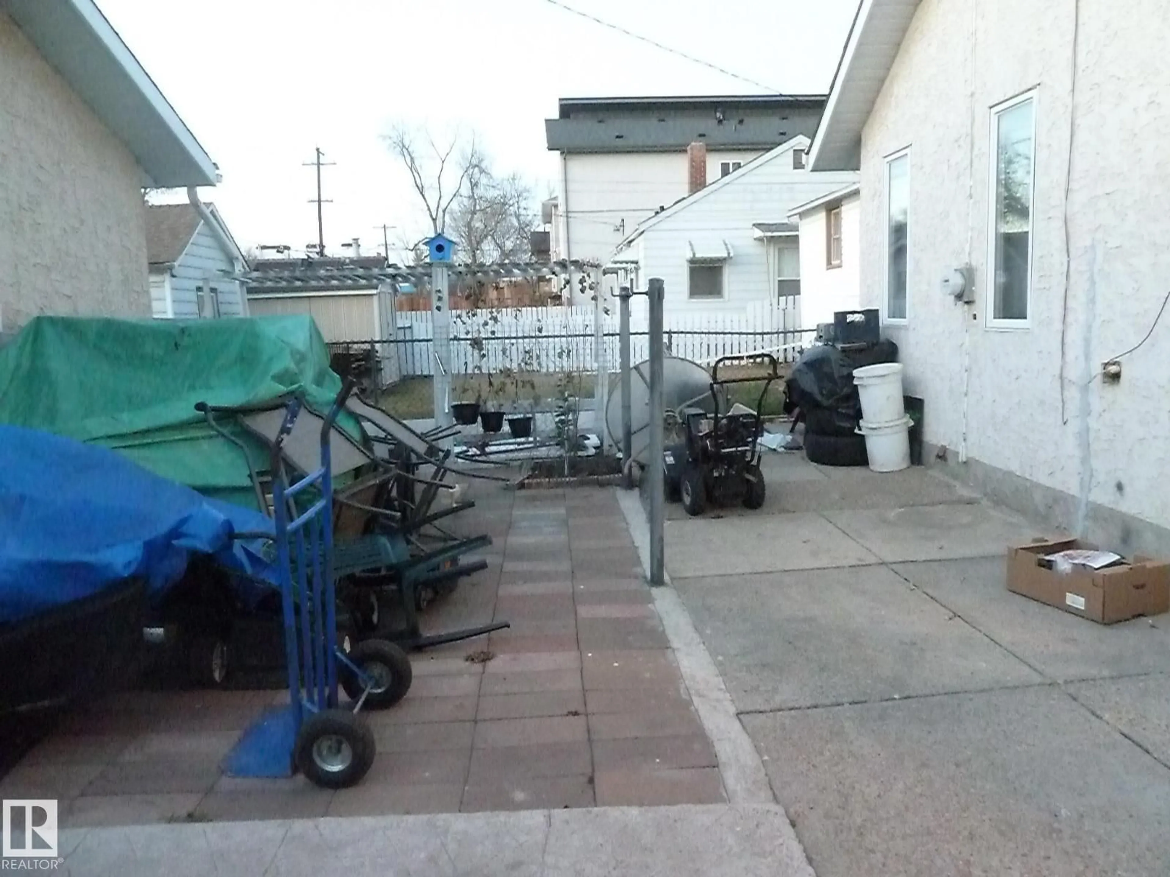 Patio, building for NW - 11920 96 ST, Edmonton Alberta T5G1V5