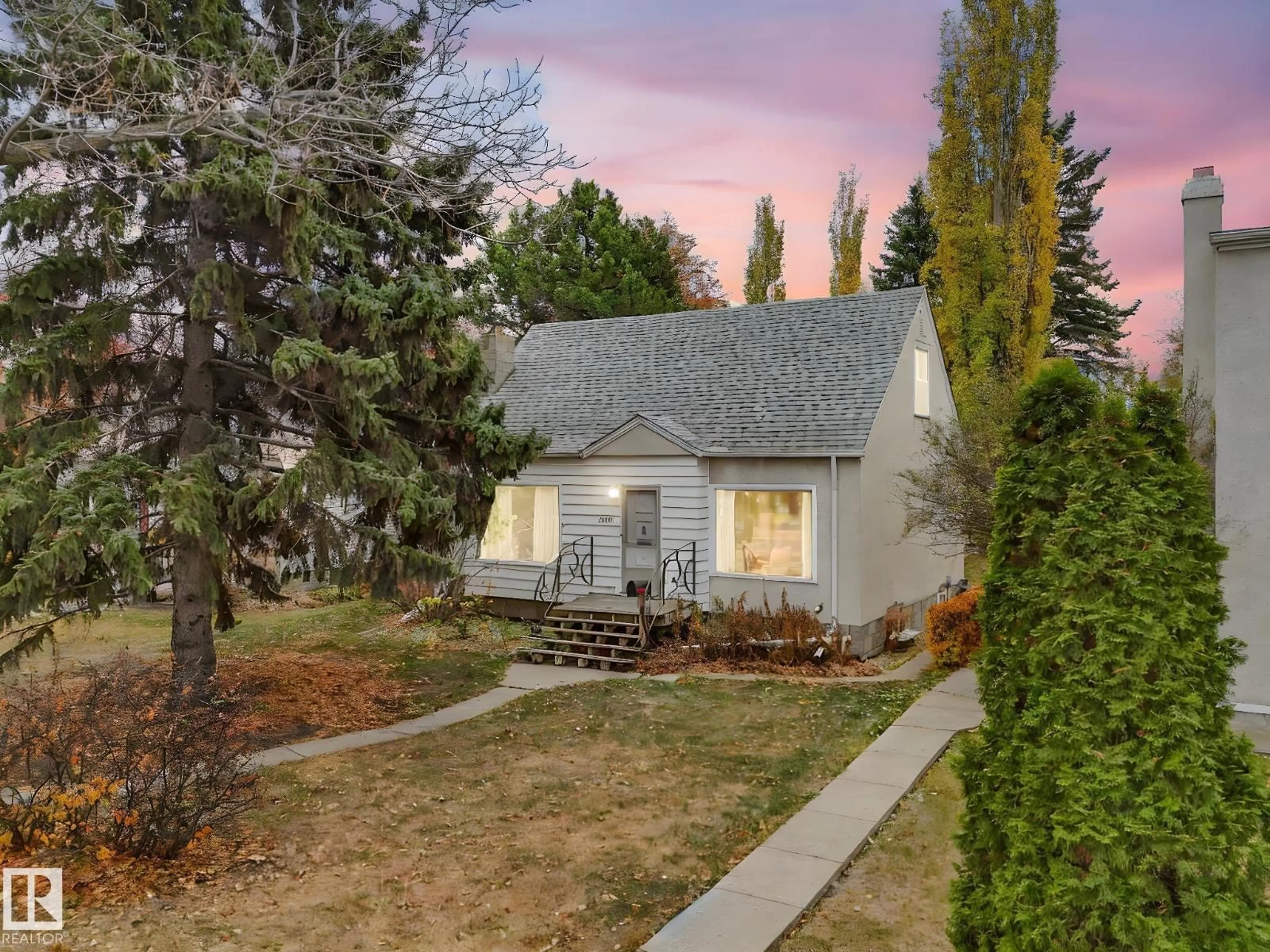 A pic from outside/outdoor area/front of a property/back of a property/a pic from drone, street for 11311 75 AV, Edmonton Alberta T6G0H6