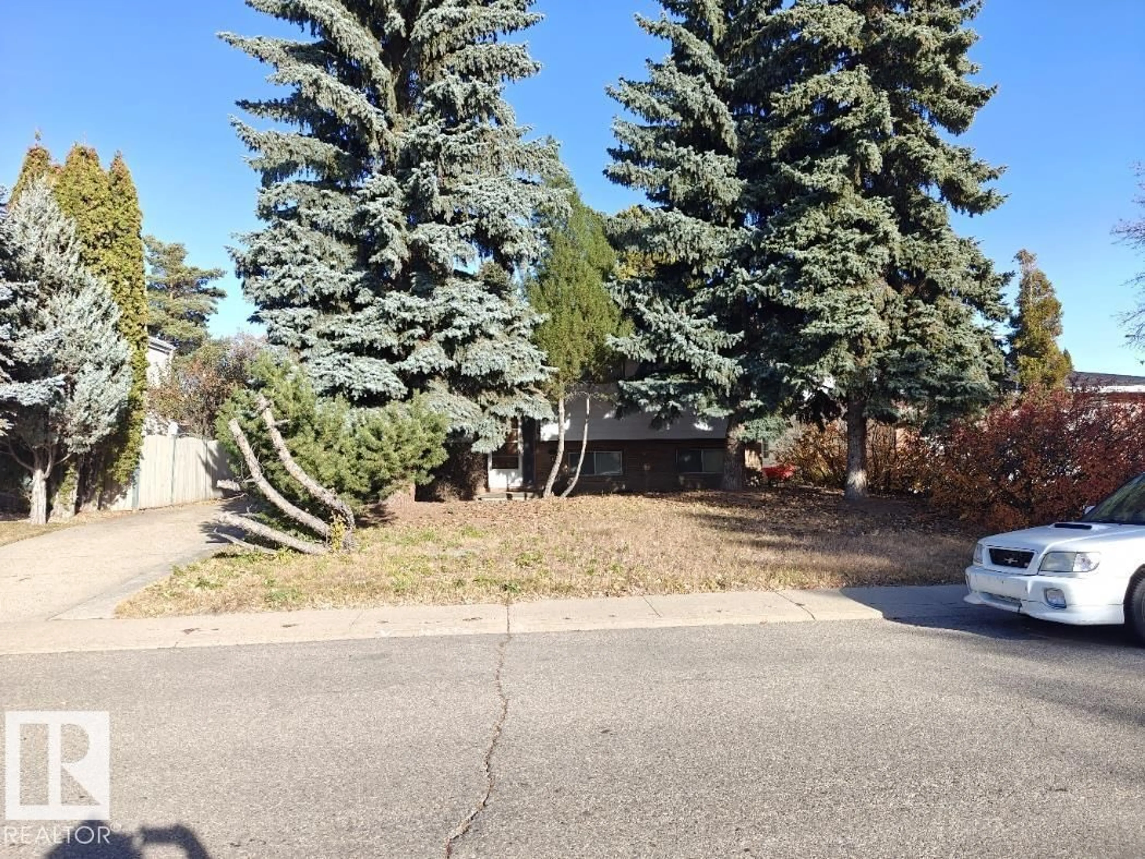 A pic from outside/outdoor area/front of a property/back of a property/a pic from drone, street for 6808 11 AV, Edmonton Alberta T6K3J5