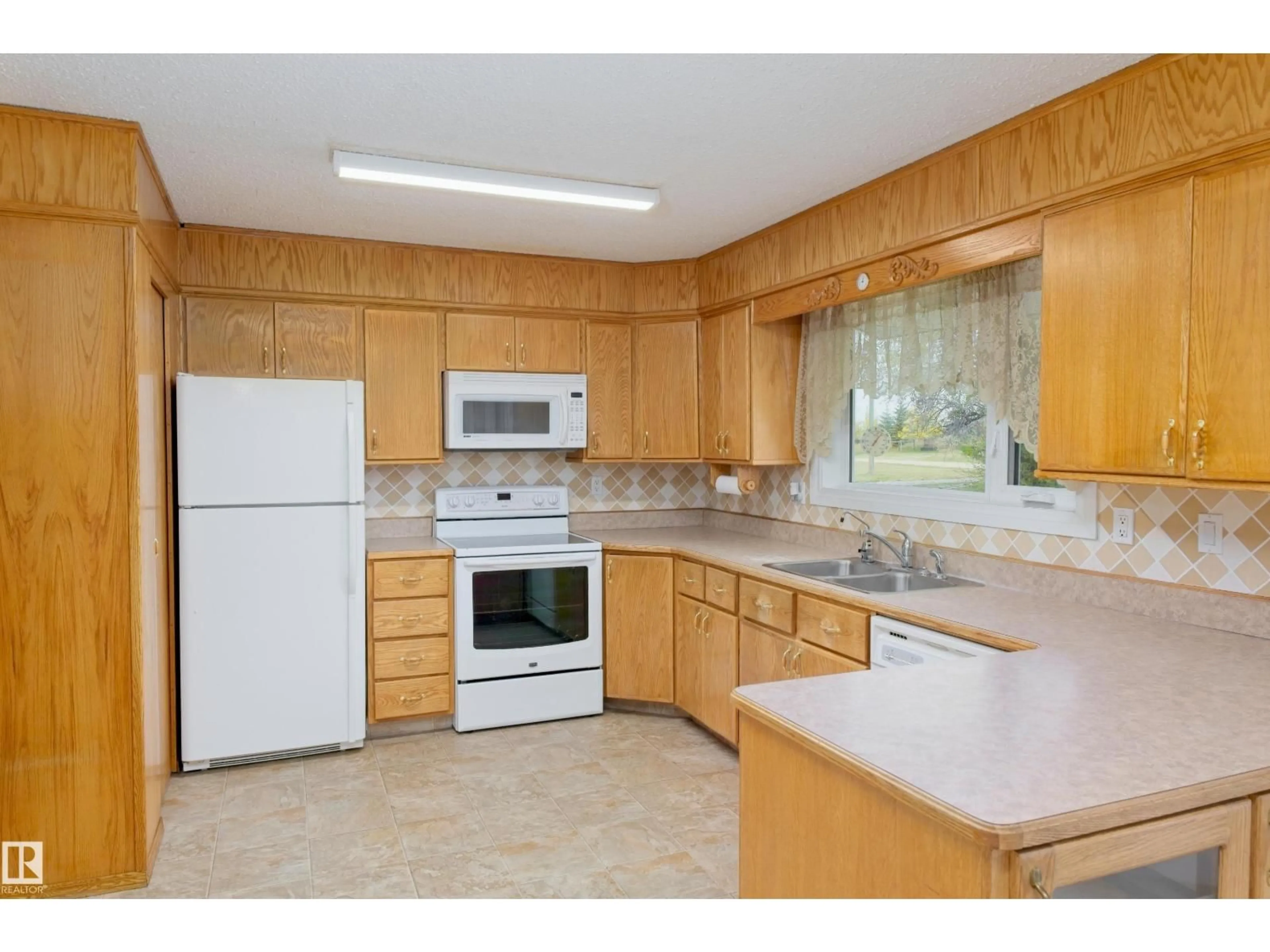 Standard kitchen, unknown for 61302 RGE RD 50, Rural Barrhead County Alberta T7N1N2