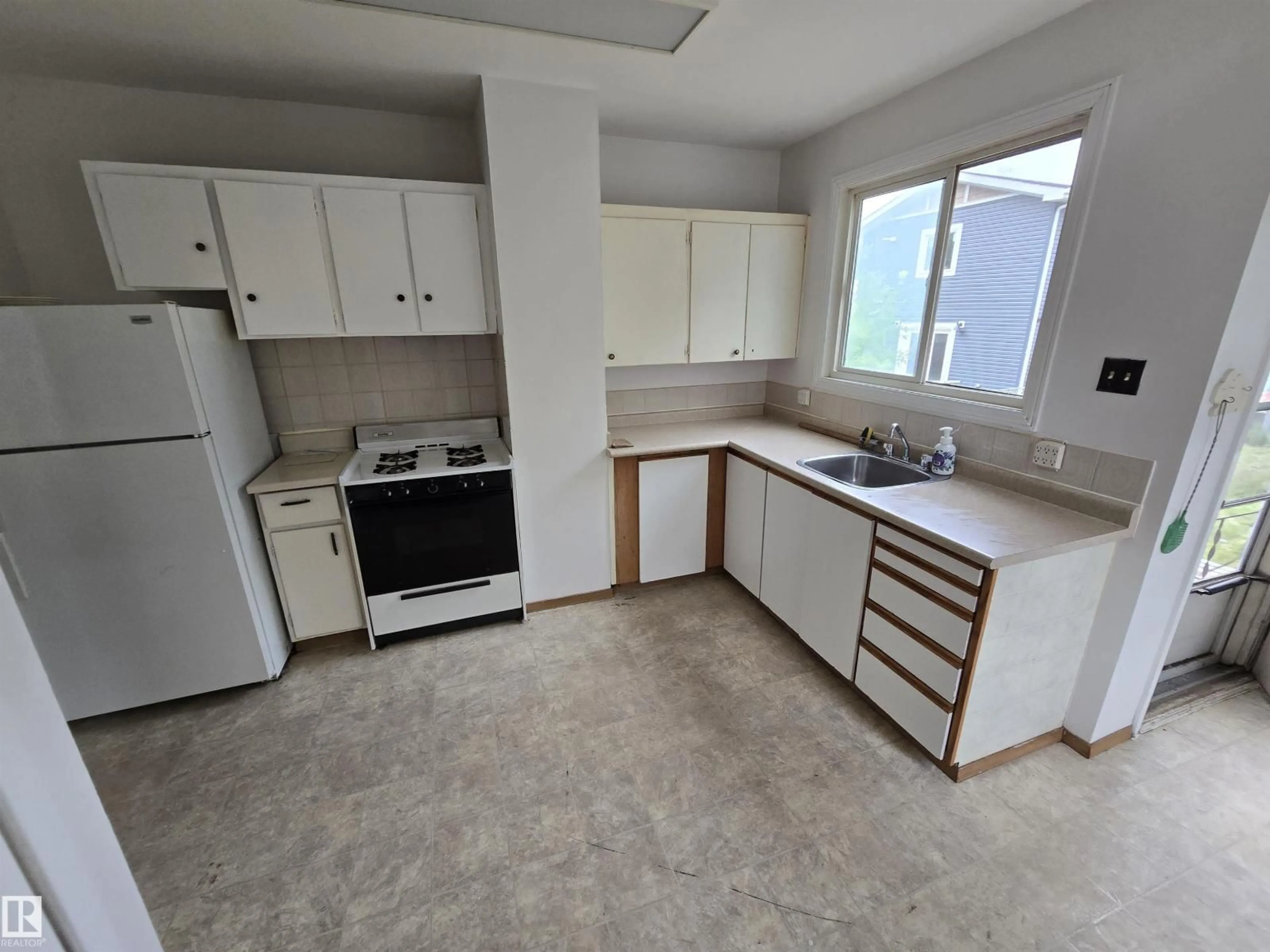 Standard kitchen, unknown for 11905 70 ST, Edmonton Alberta T5B1V1