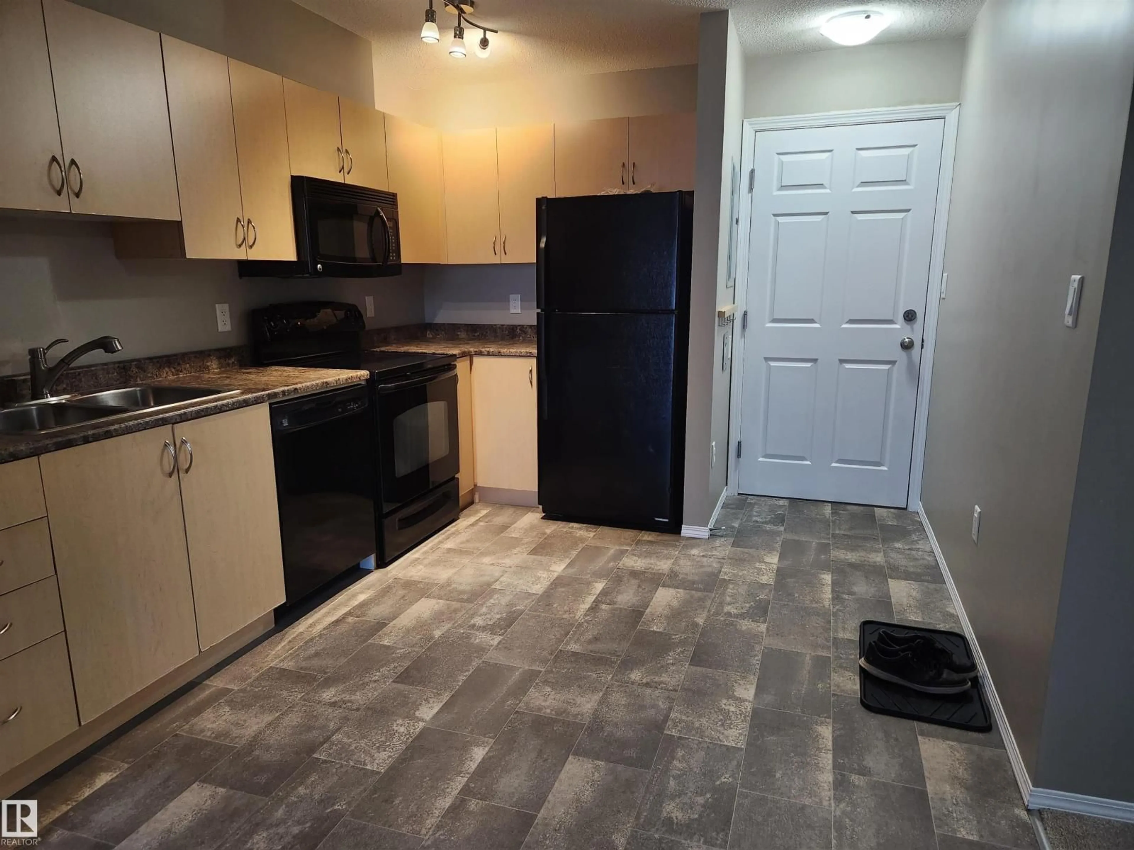 Standard kitchen, unknown for 108 42 SUMMERWOOD BV, Sherwood Park Alberta T8H0C3