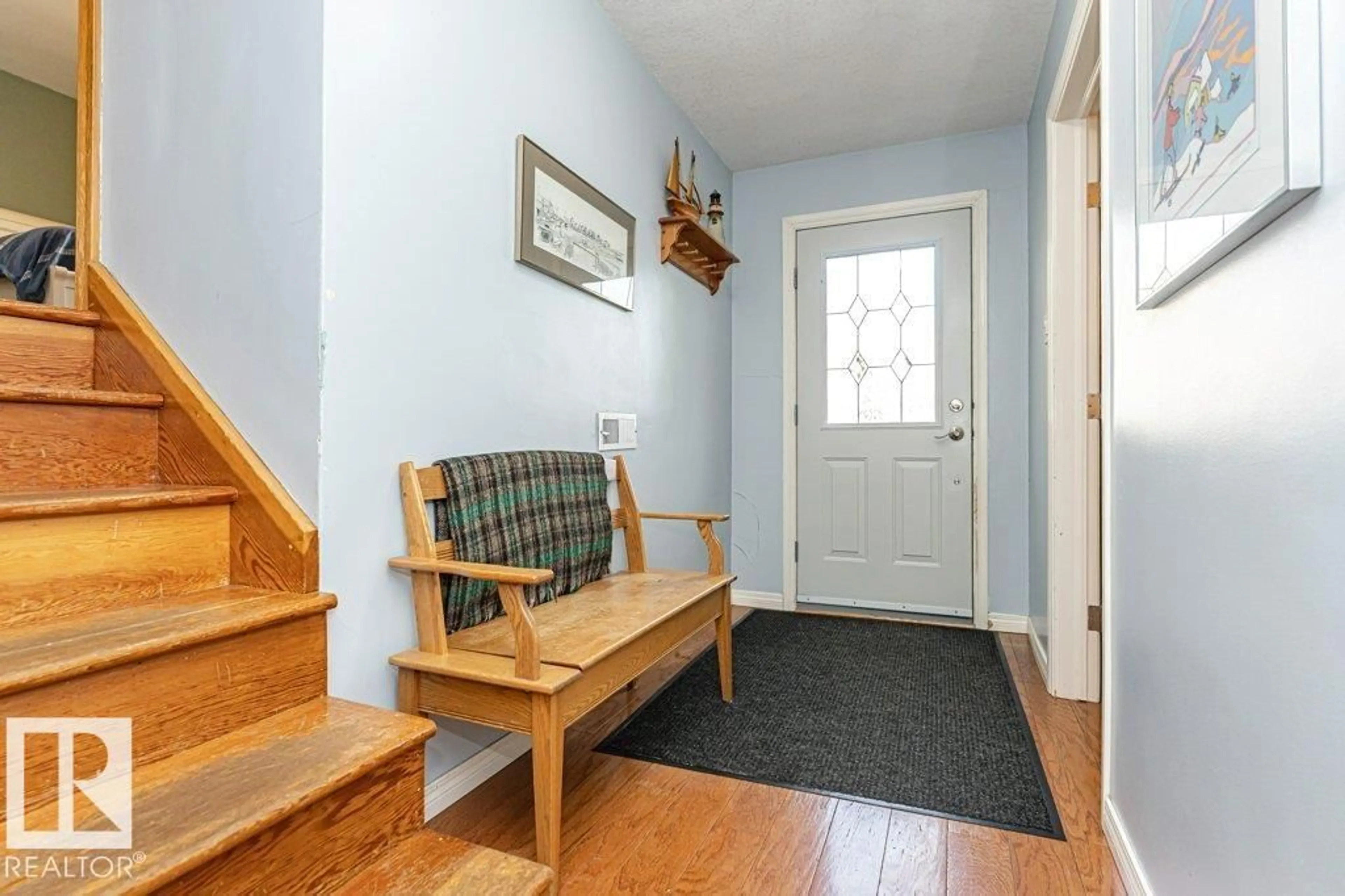 Indoor entryway for 11531 78 AV, Edmonton Alberta T6G0N4