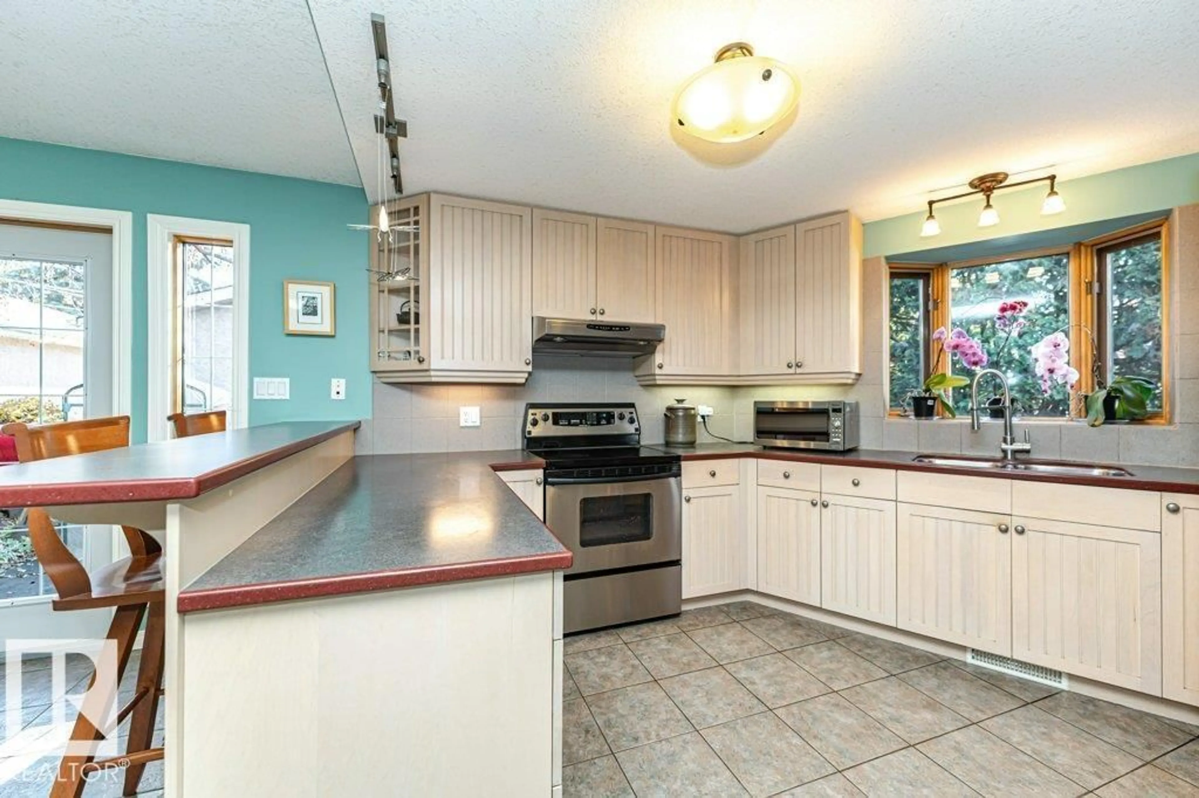 Open concept kitchen, ceramic/tile floor for 11531 78 AV, Edmonton Alberta T6G0N4