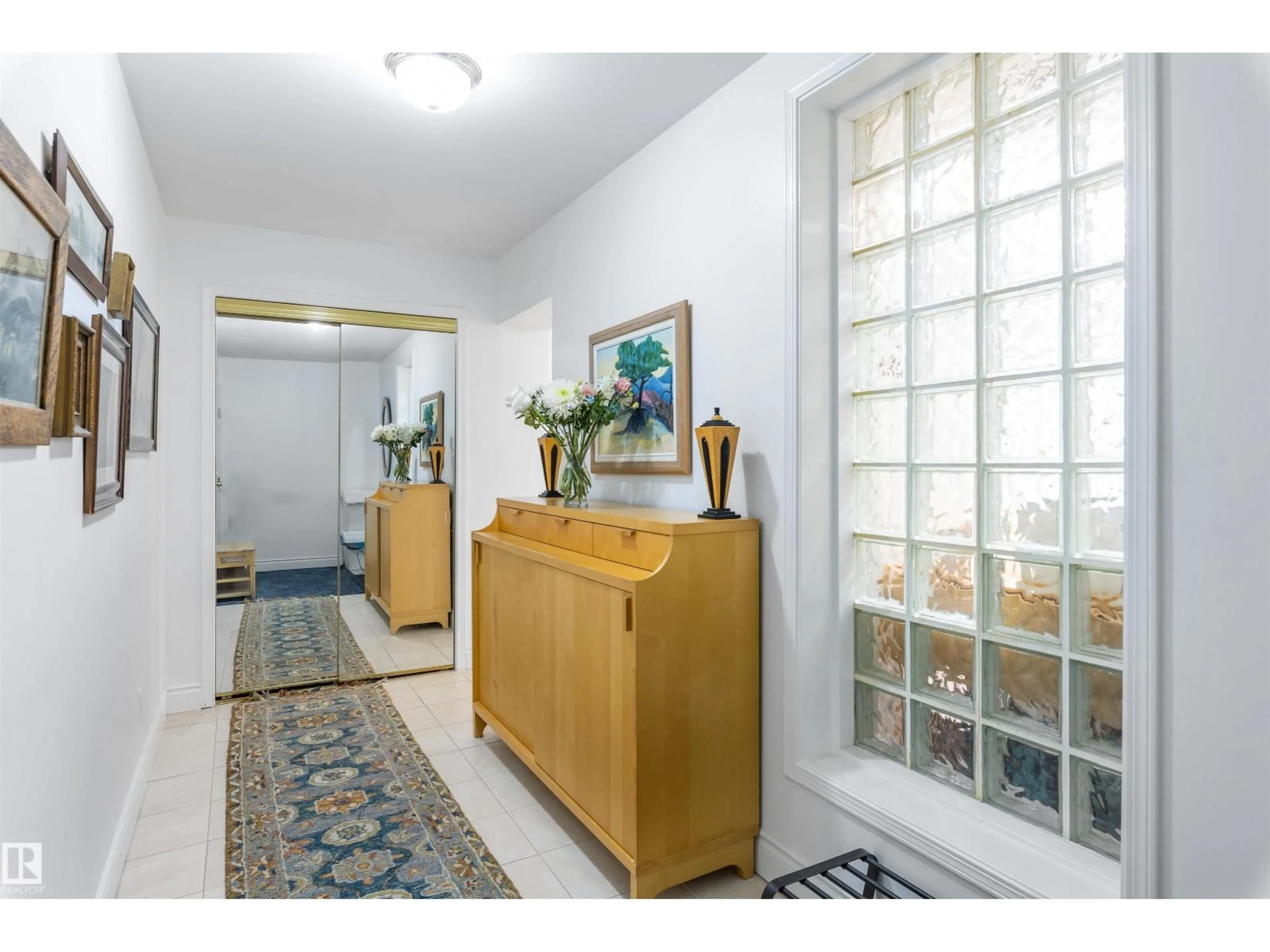 Indoor foyer for 205 9131 99 ST NW, Edmonton Alberta T6E3V9