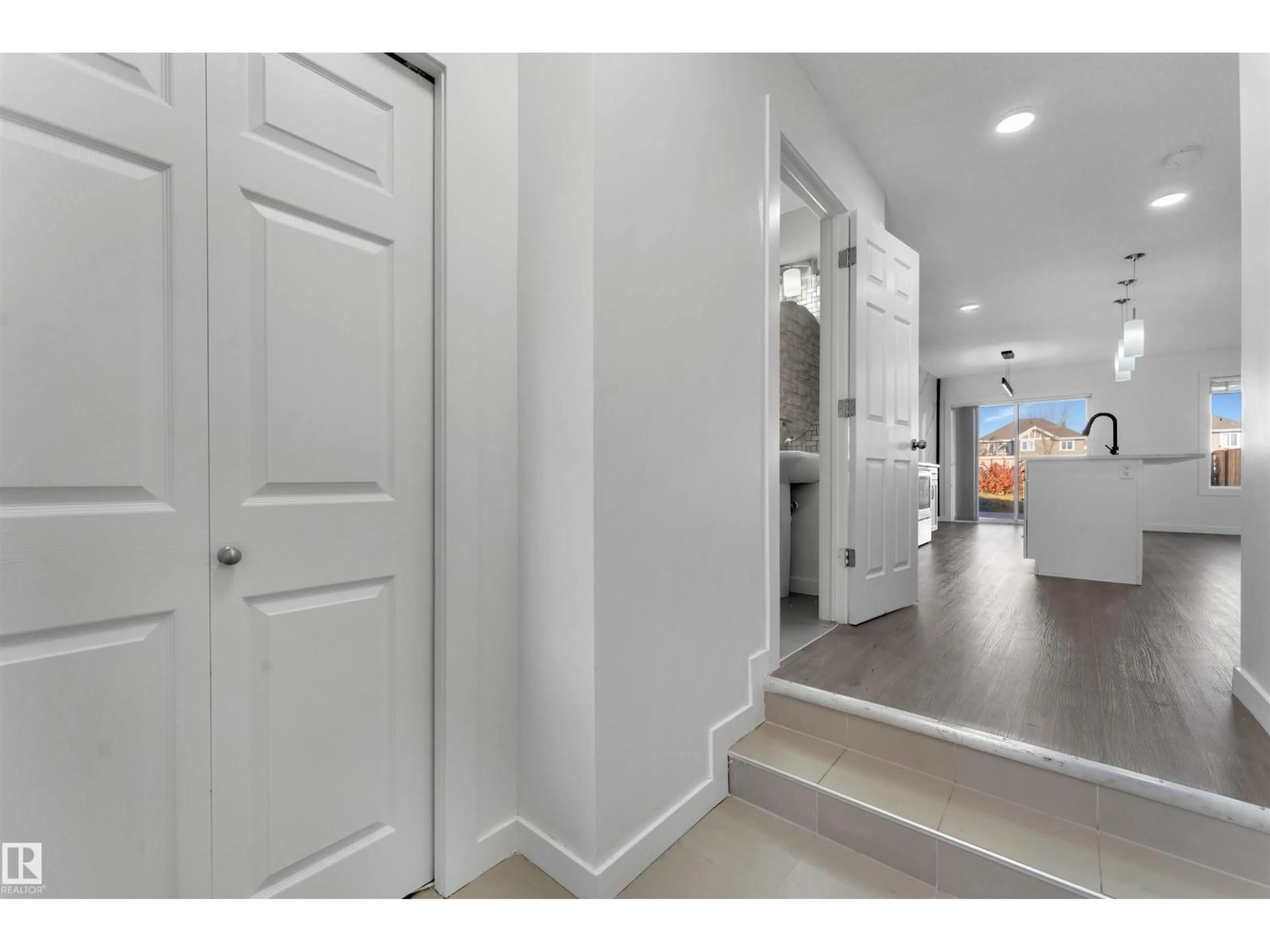 Indoor entryway for SW SW - 5405 CRABAPPLE LO, Edmonton Alberta T6X1S5