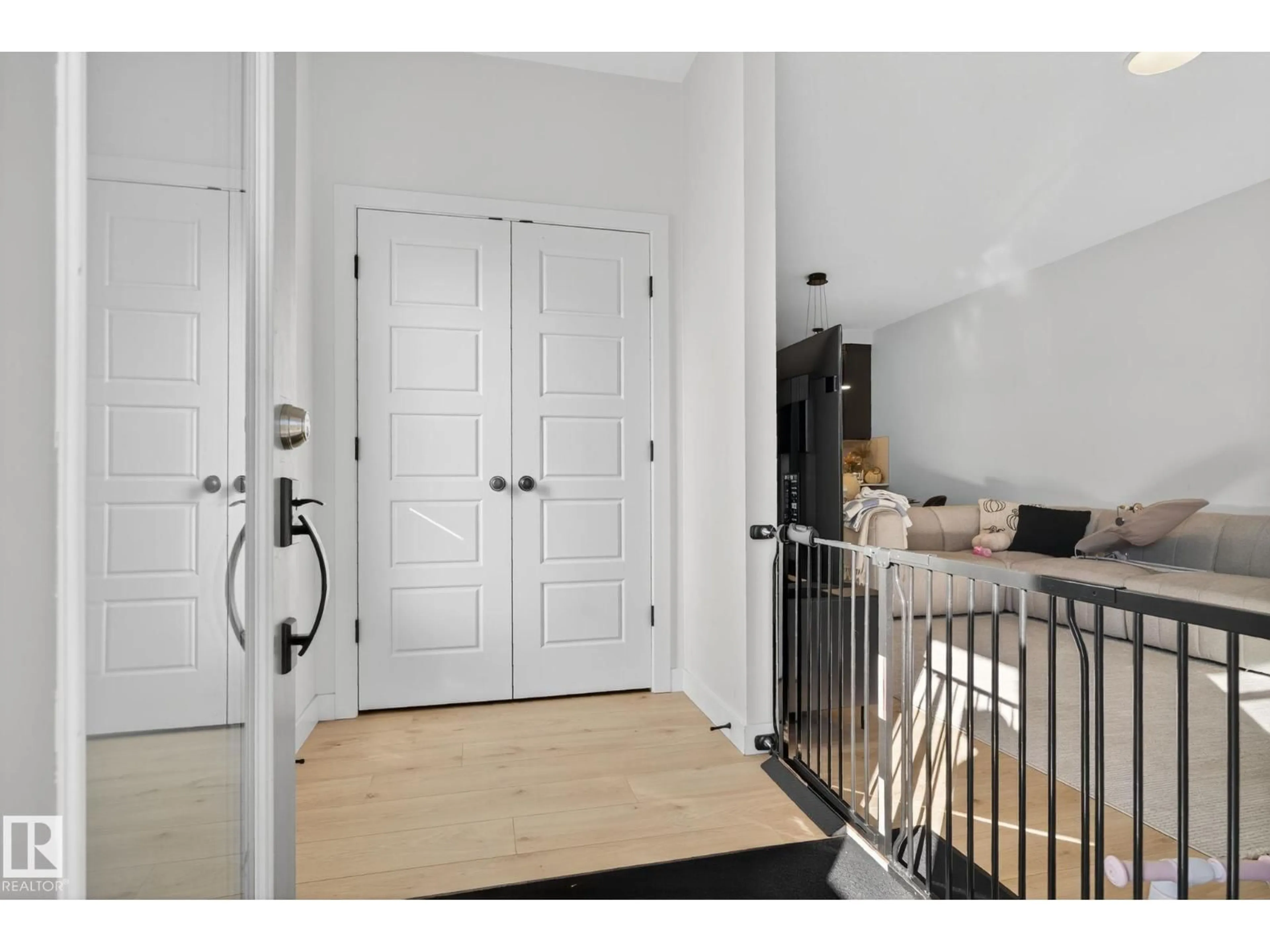 Indoor entryway for 382 CRYSTALLINA NERA DR, Edmonton Alberta T5Z0R9