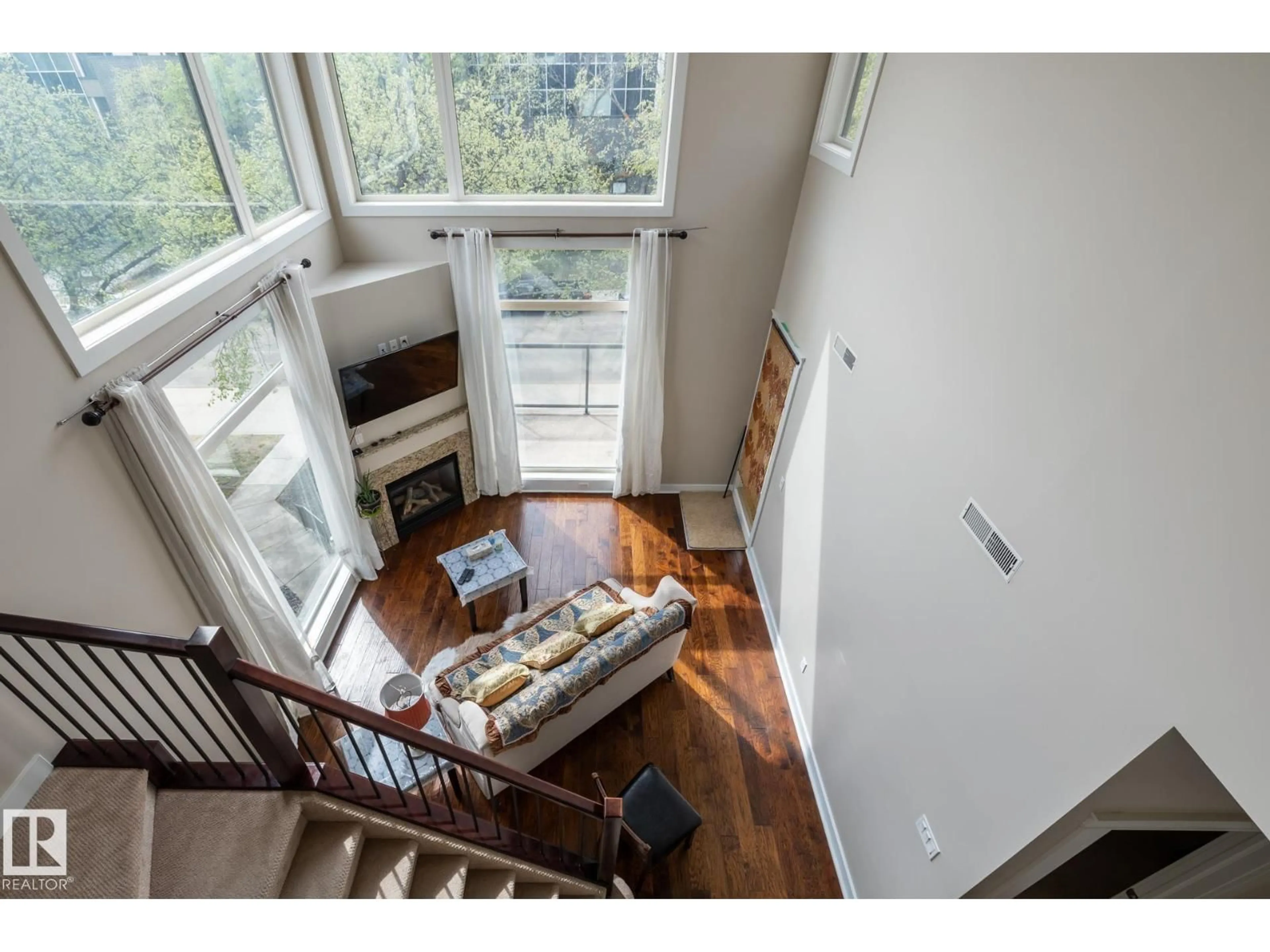 Indoor foyer for #37 - 11518 76 AV, Edmonton Alberta T6G0K7