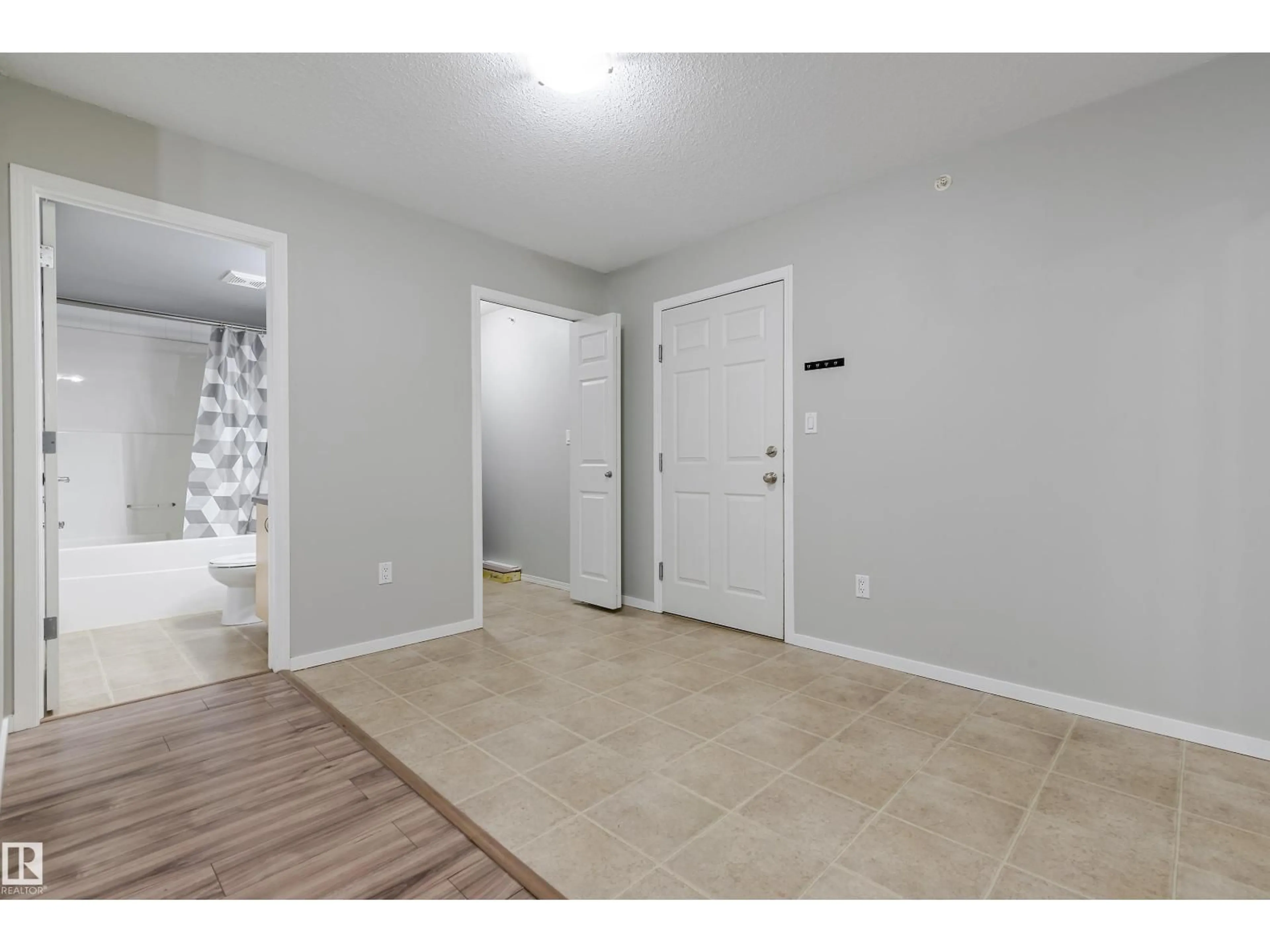 Indoor entryway for 412 SUMMERWOOD BV, Sherwood Park Alberta T8H0C3