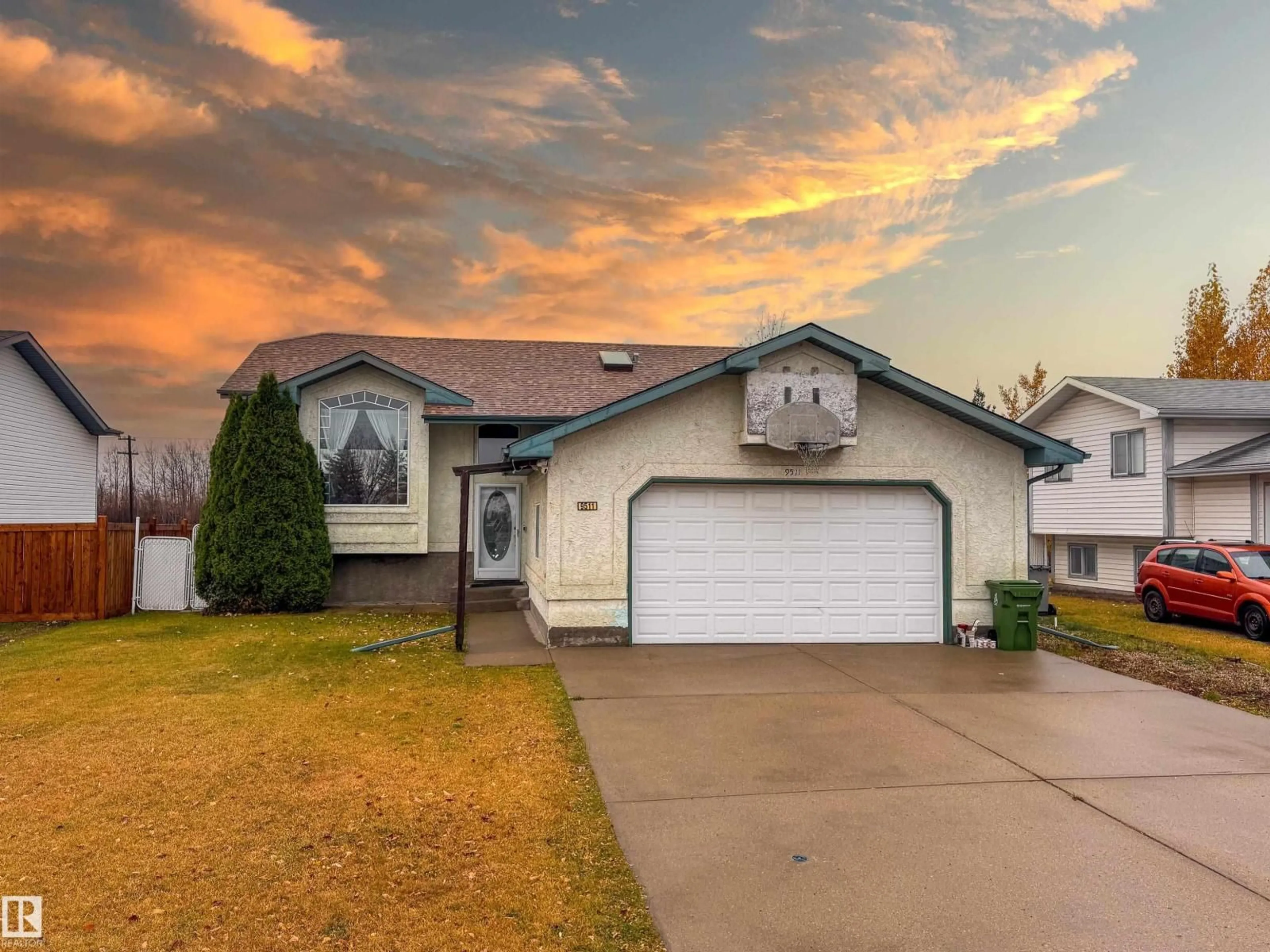 Home with vinyl exterior material, street for 9511 95, Morinville Alberta T8R1H9