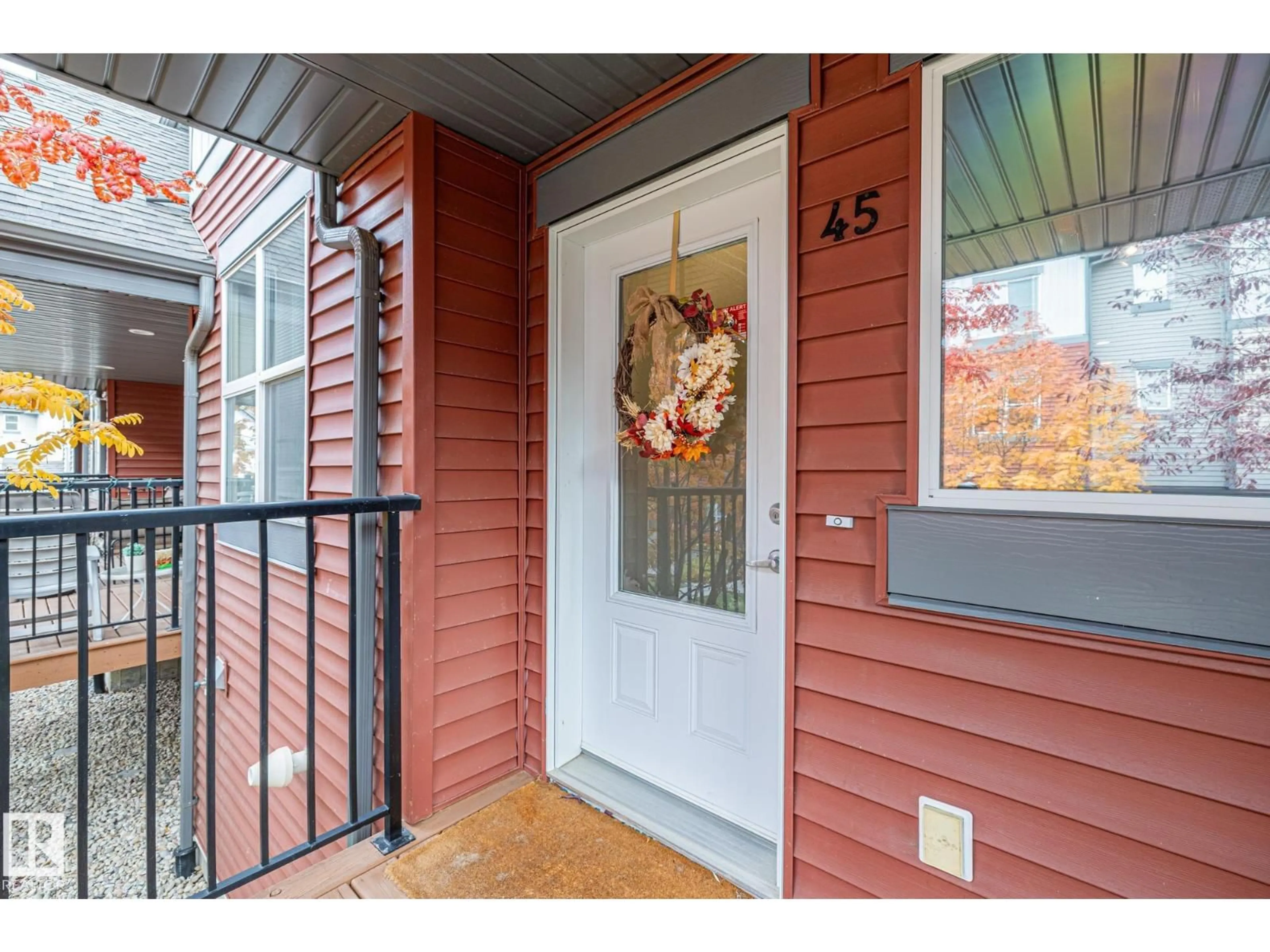 Indoor entryway for 45 - 655 WATT BV, Edmonton Alberta T6X0Y2