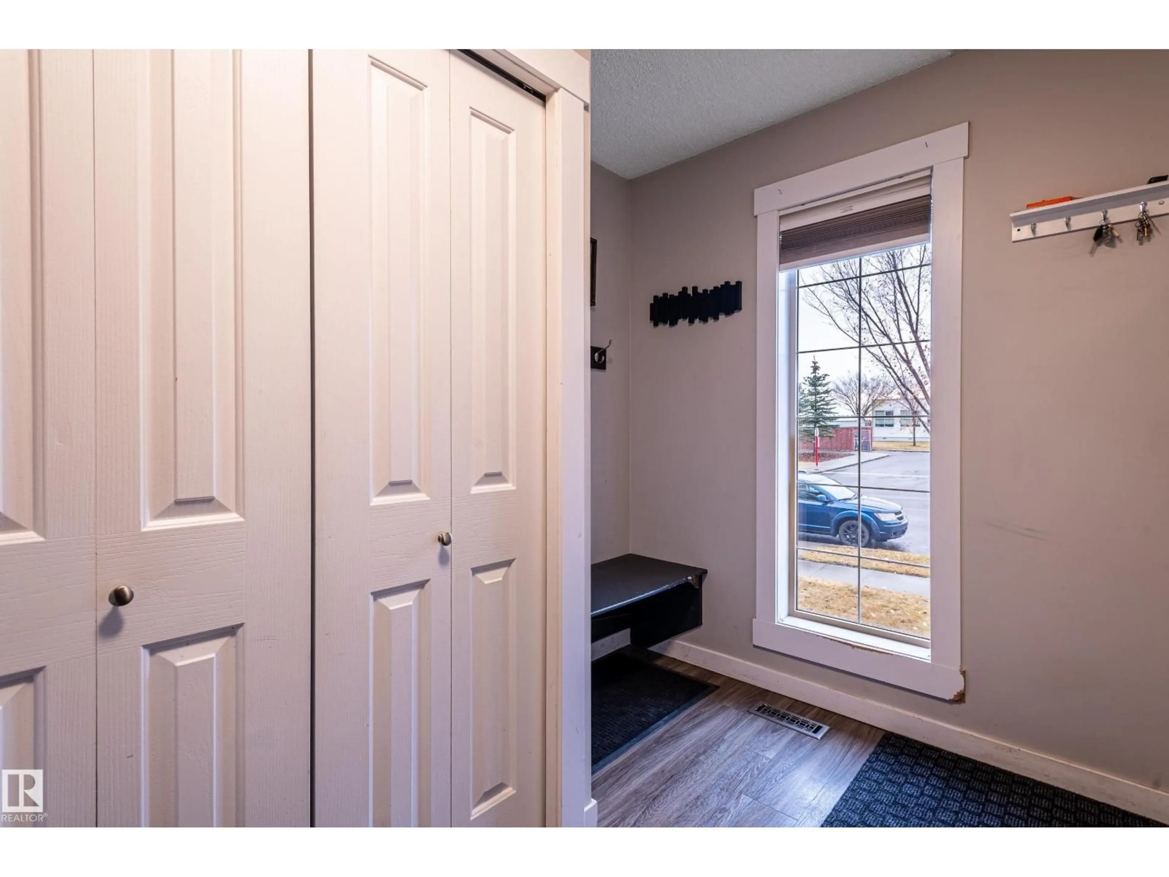 Indoor entryway for 168 HEMINGWAY RD, Edmonton Alberta T6M2Y8