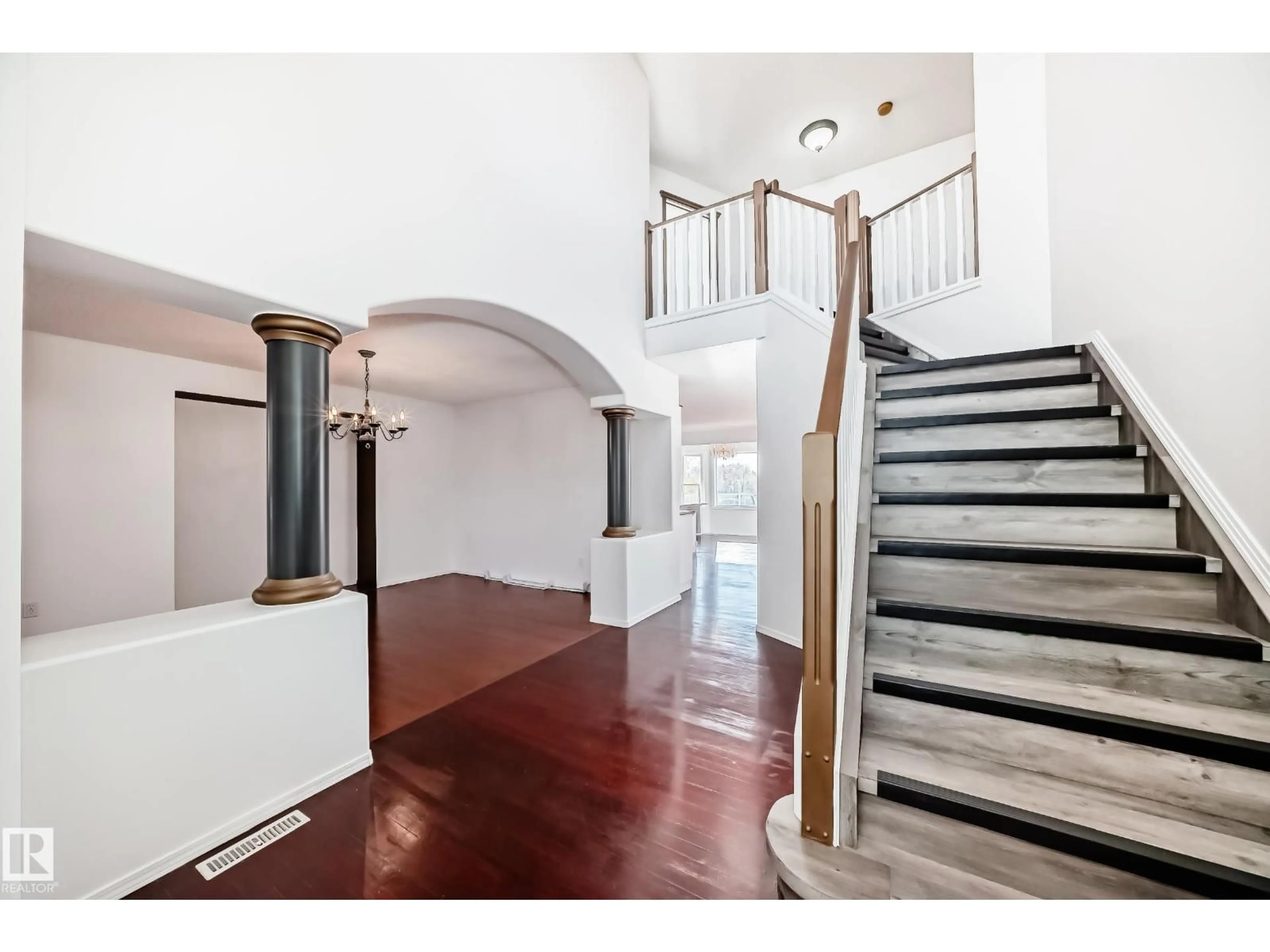 Indoor foyer for NW - 10315 175 AV, Edmonton Alberta T5X5W9