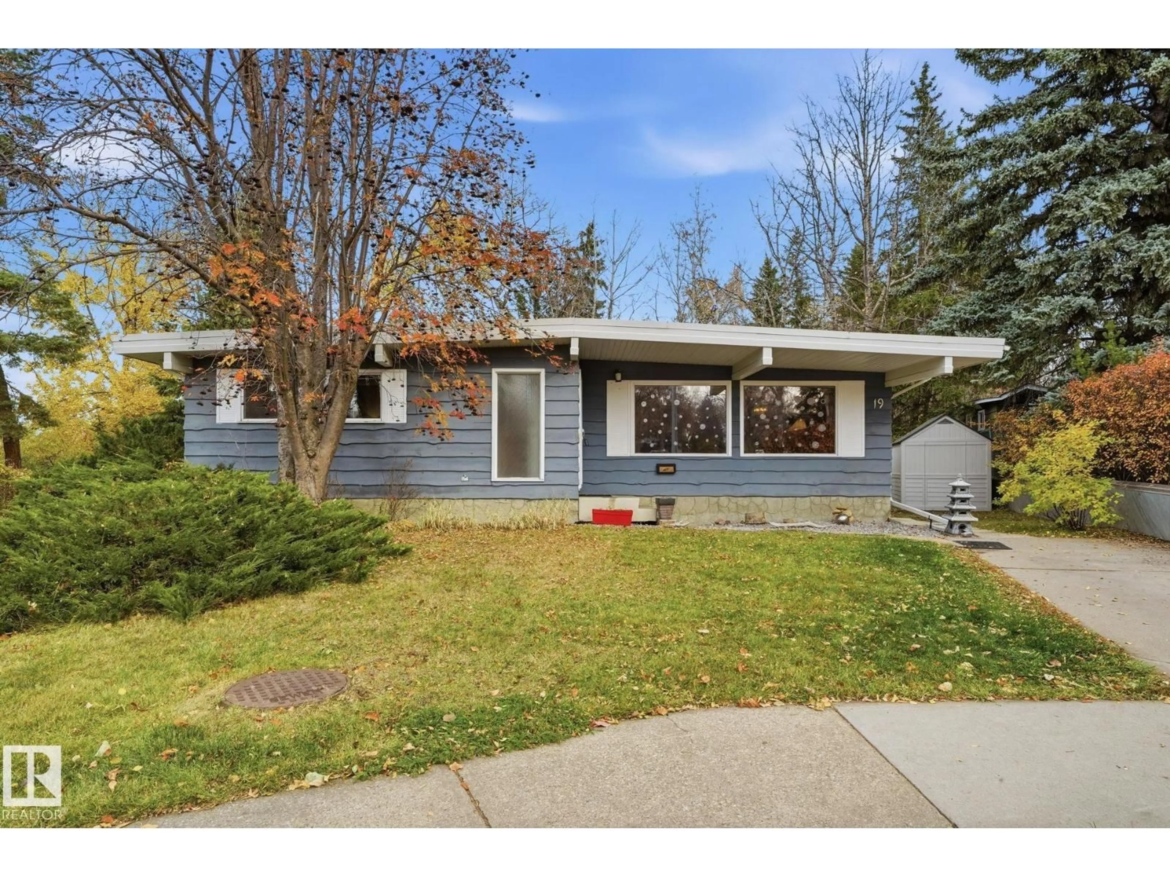 Home with vinyl exterior material, street for 19 GREENBRIER CR, St. Albert Alberta T8N1A2