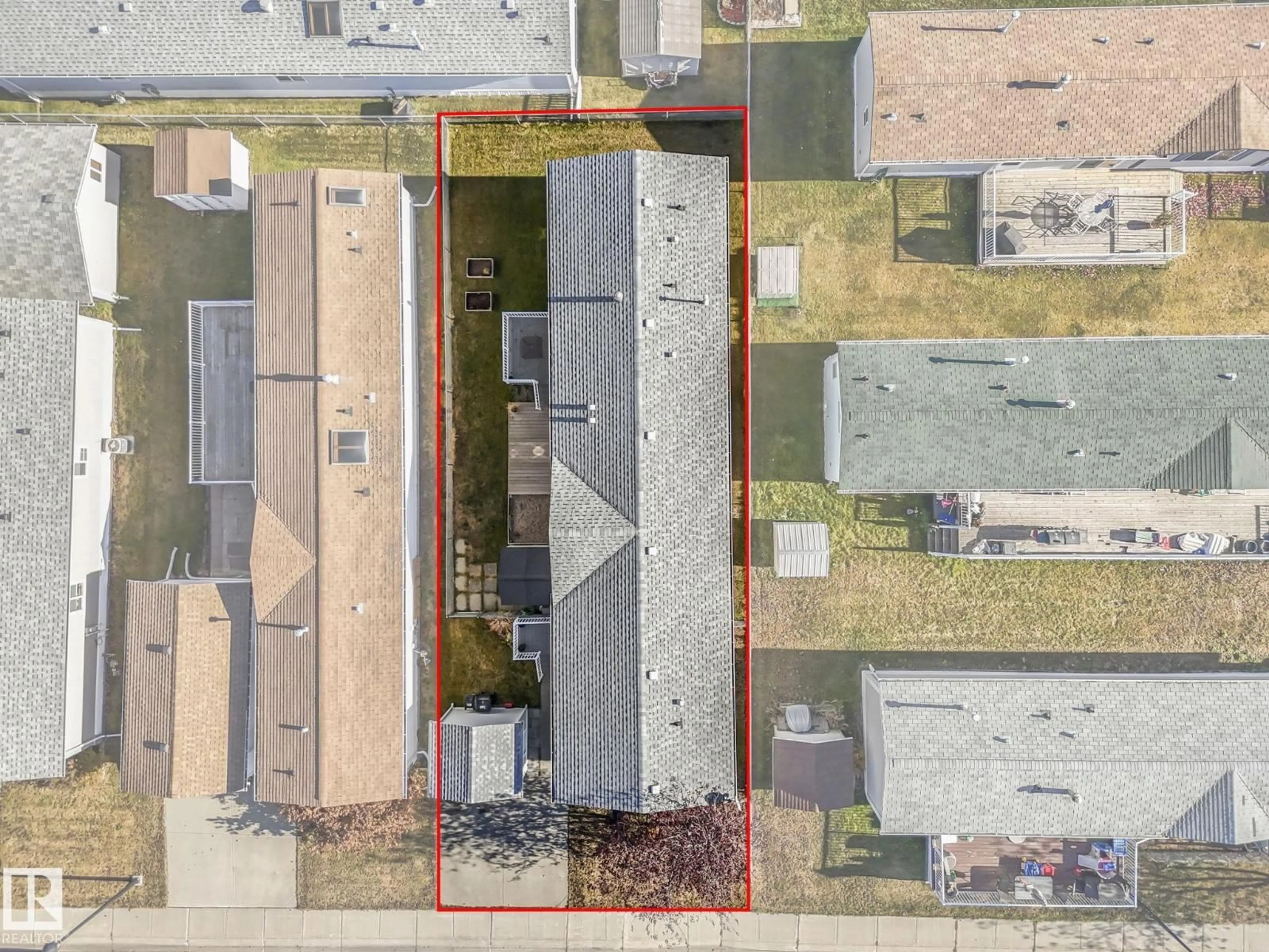 A pic from outside/outdoor area/front of a property/back of a property/a pic from drone, street for NW - 407 OAK WOOD CR, Edmonton Alberta T6P0B3