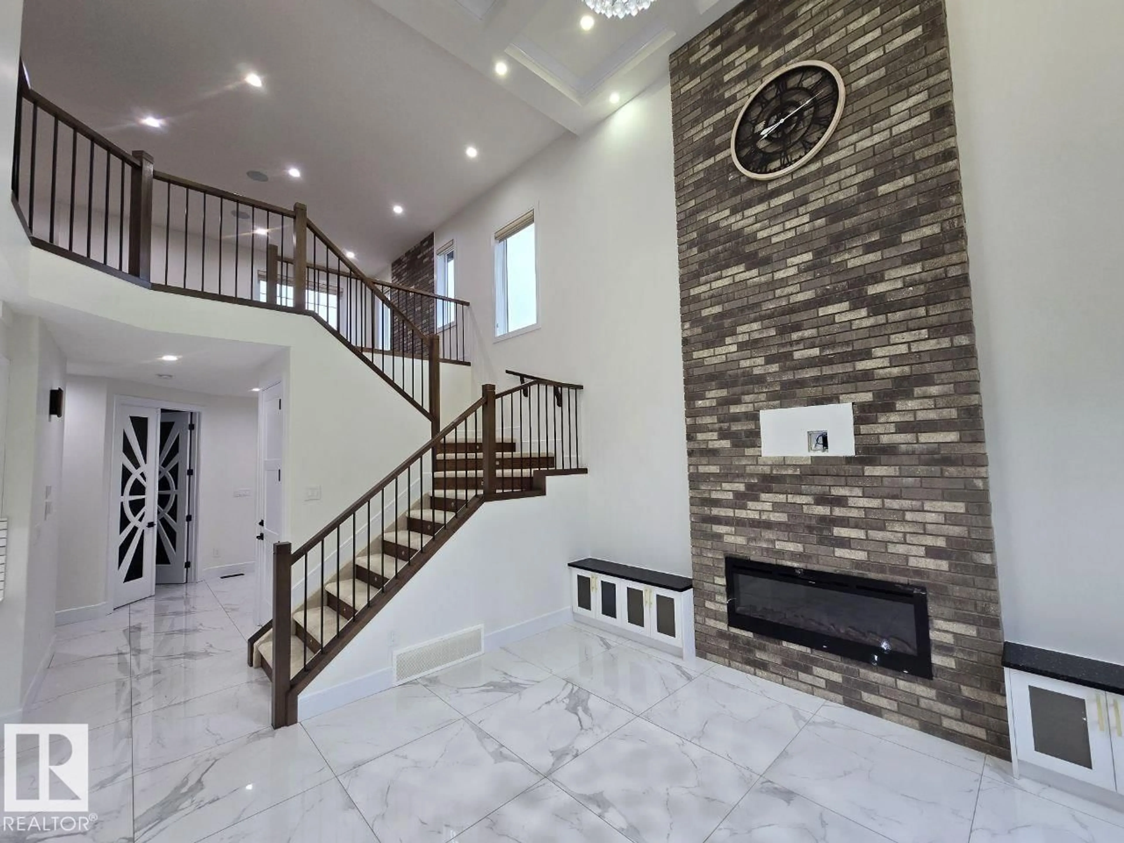 Indoor foyer for 228 36 ST SW, Edmonton Alberta T6X2W5