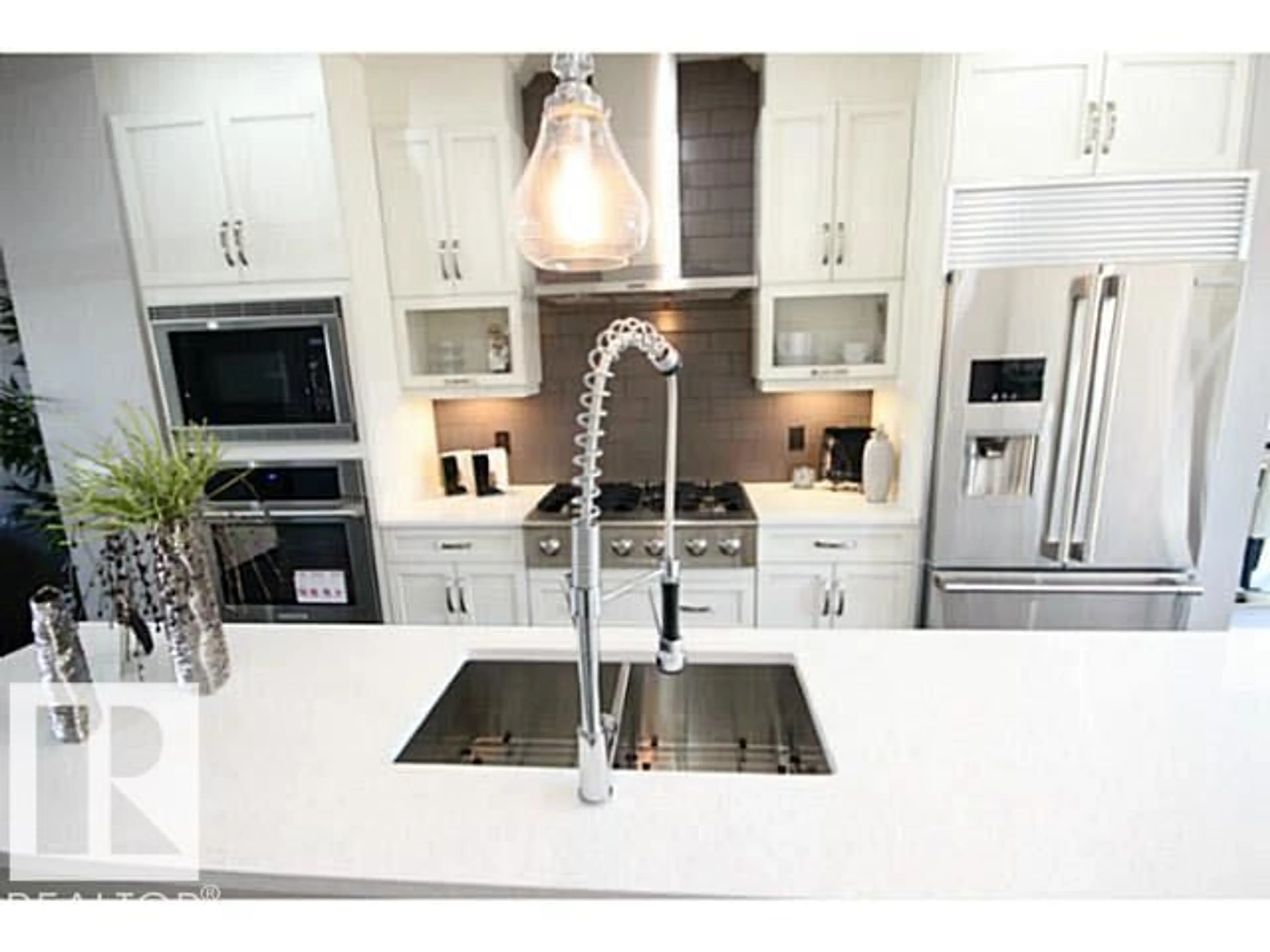 Contemporary kitchen, ceramic/tile floor for 11333 76 AV, Edmonton Alberta T6G0K3