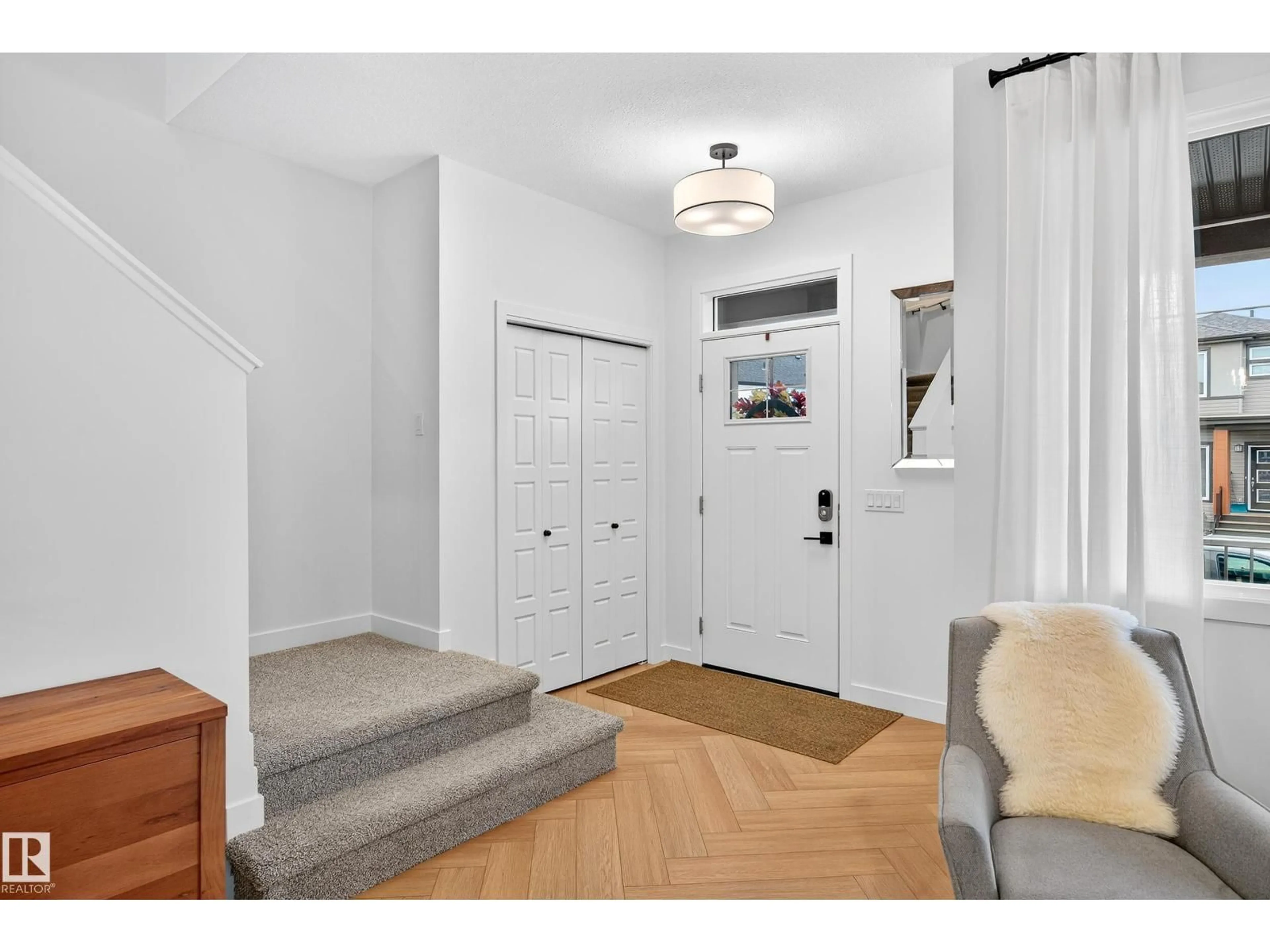 Indoor entryway for 3847 CHRUSTAWKA PL, Edmonton Alberta T6W4M9