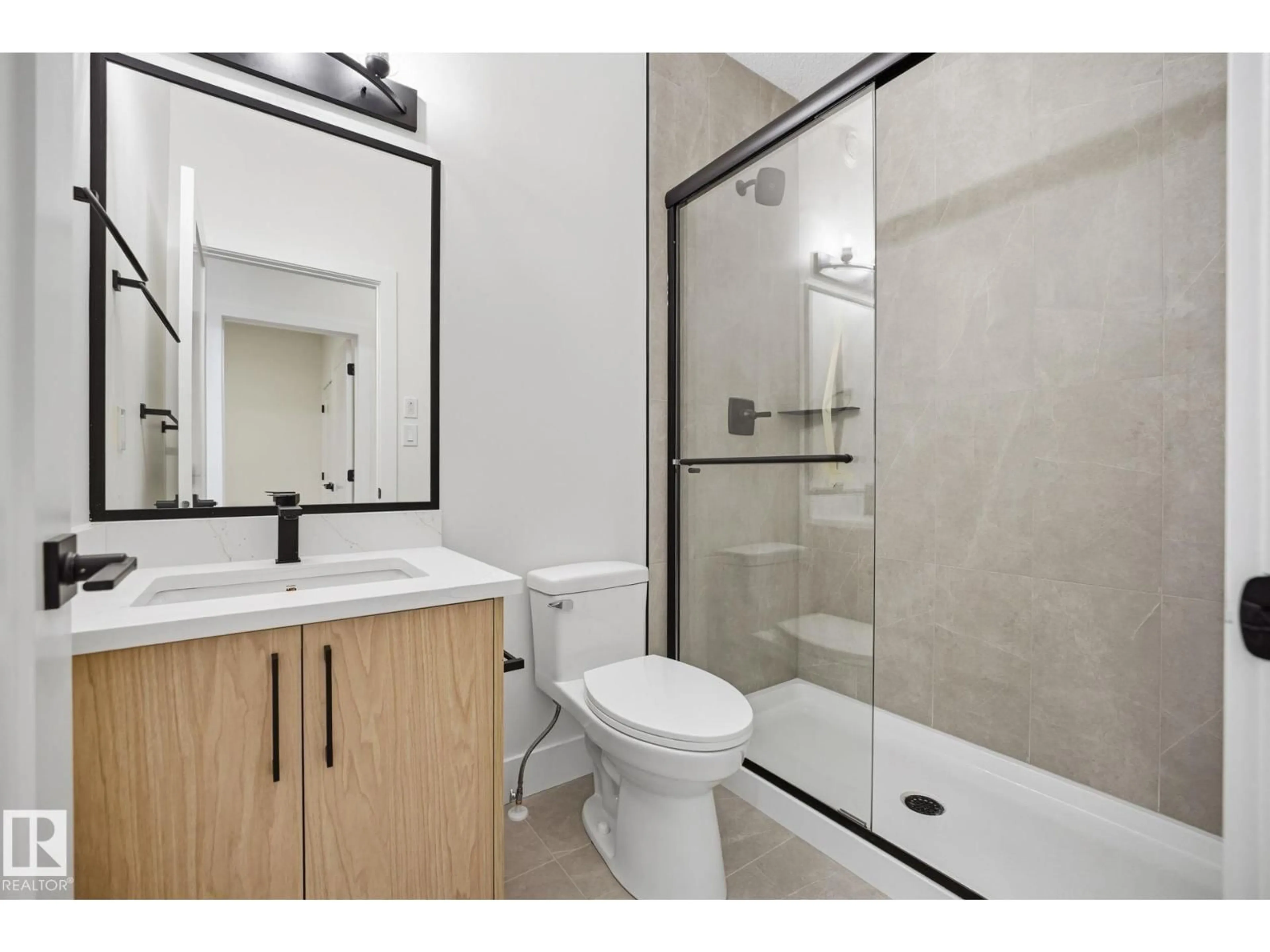 Standard bathroom, ceramic/tile floor for 3317 CHICKADEE DR, Edmonton Alberta T5S0V6