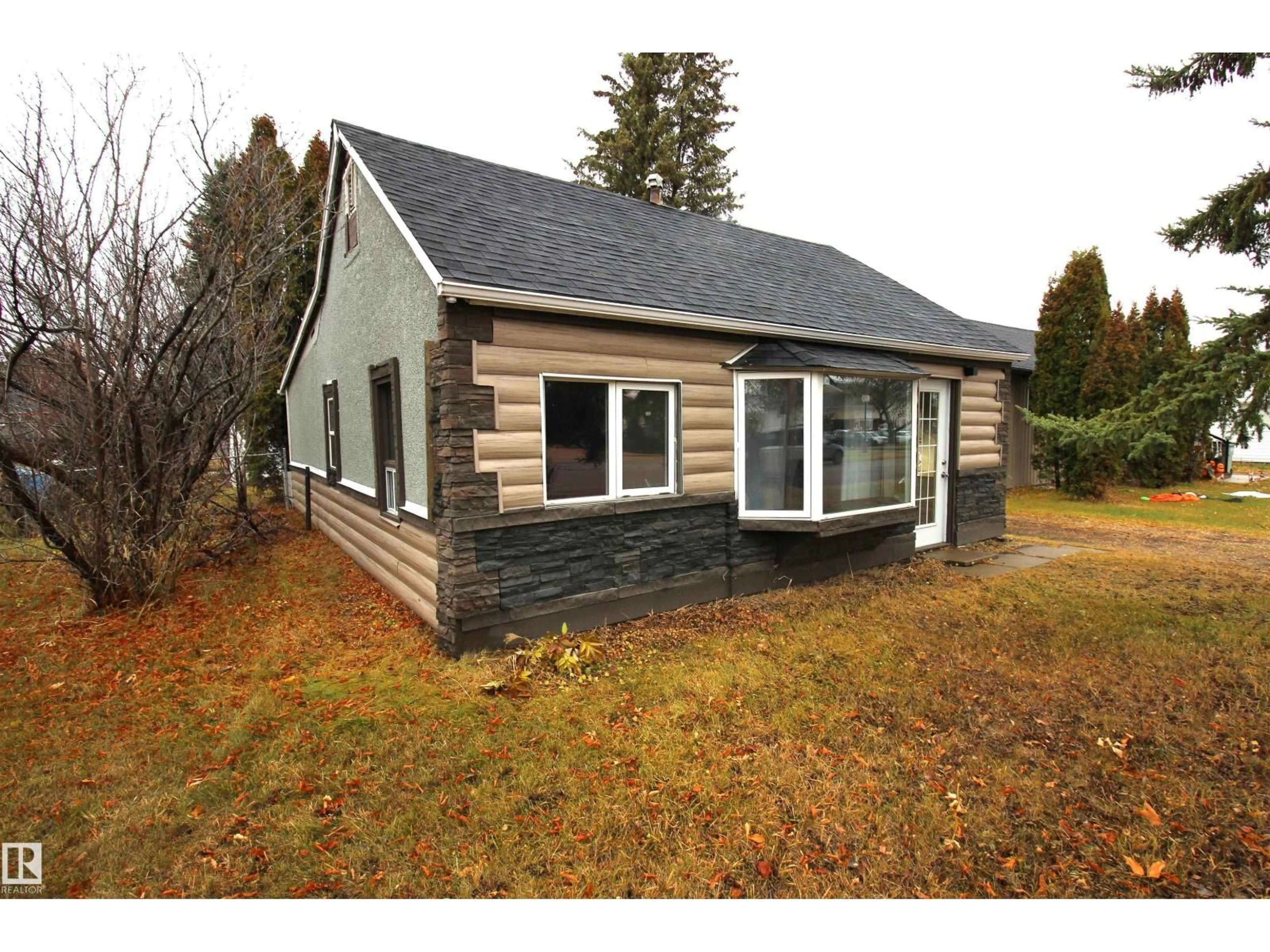 Home with vinyl exterior material, building for 10228 104 ST, Westlock Alberta T7P1V6