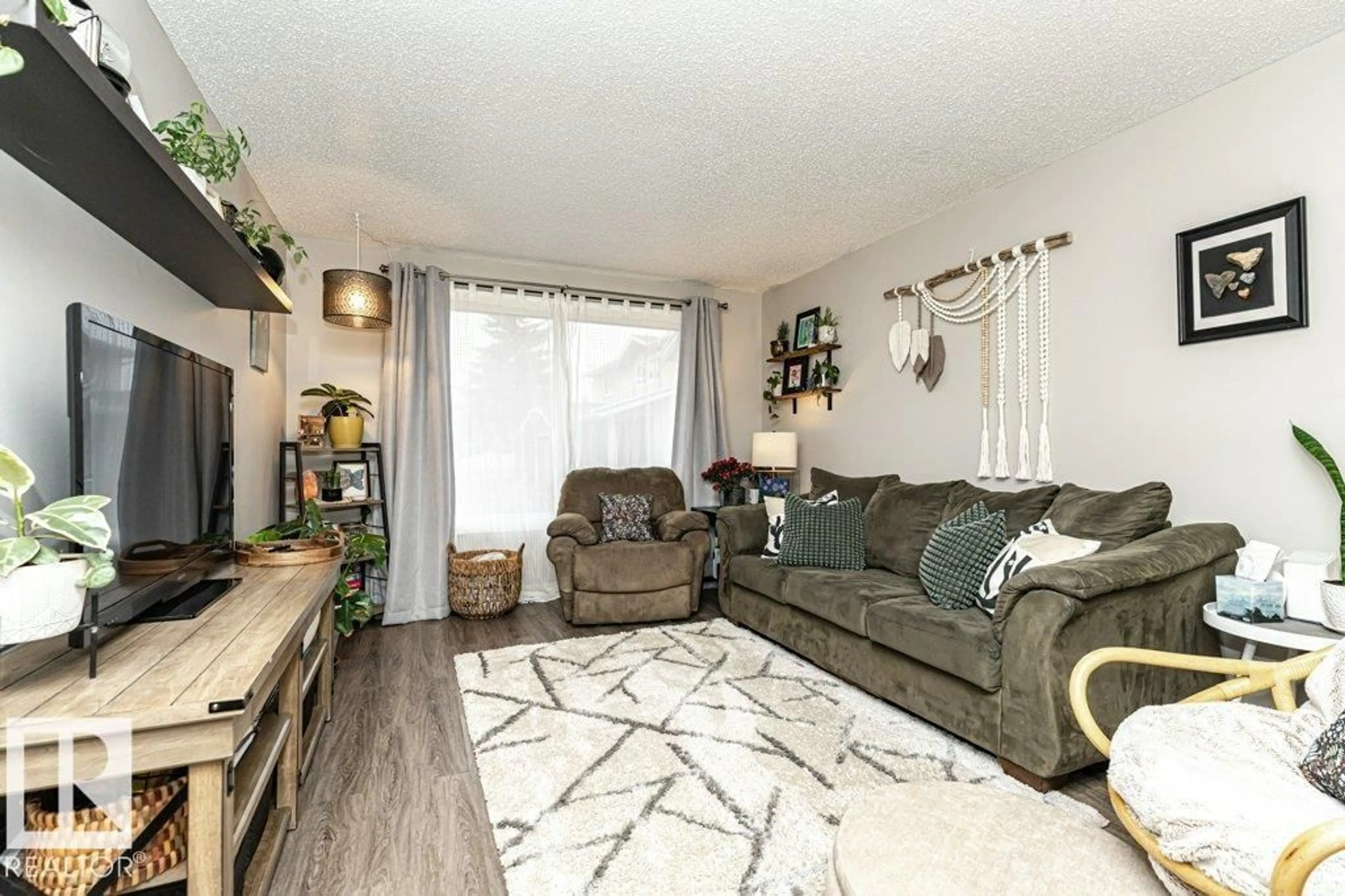 Living room with furniture, unknown for 10944 BEAUMARIS RD NW, Edmonton Alberta T5X1Z6