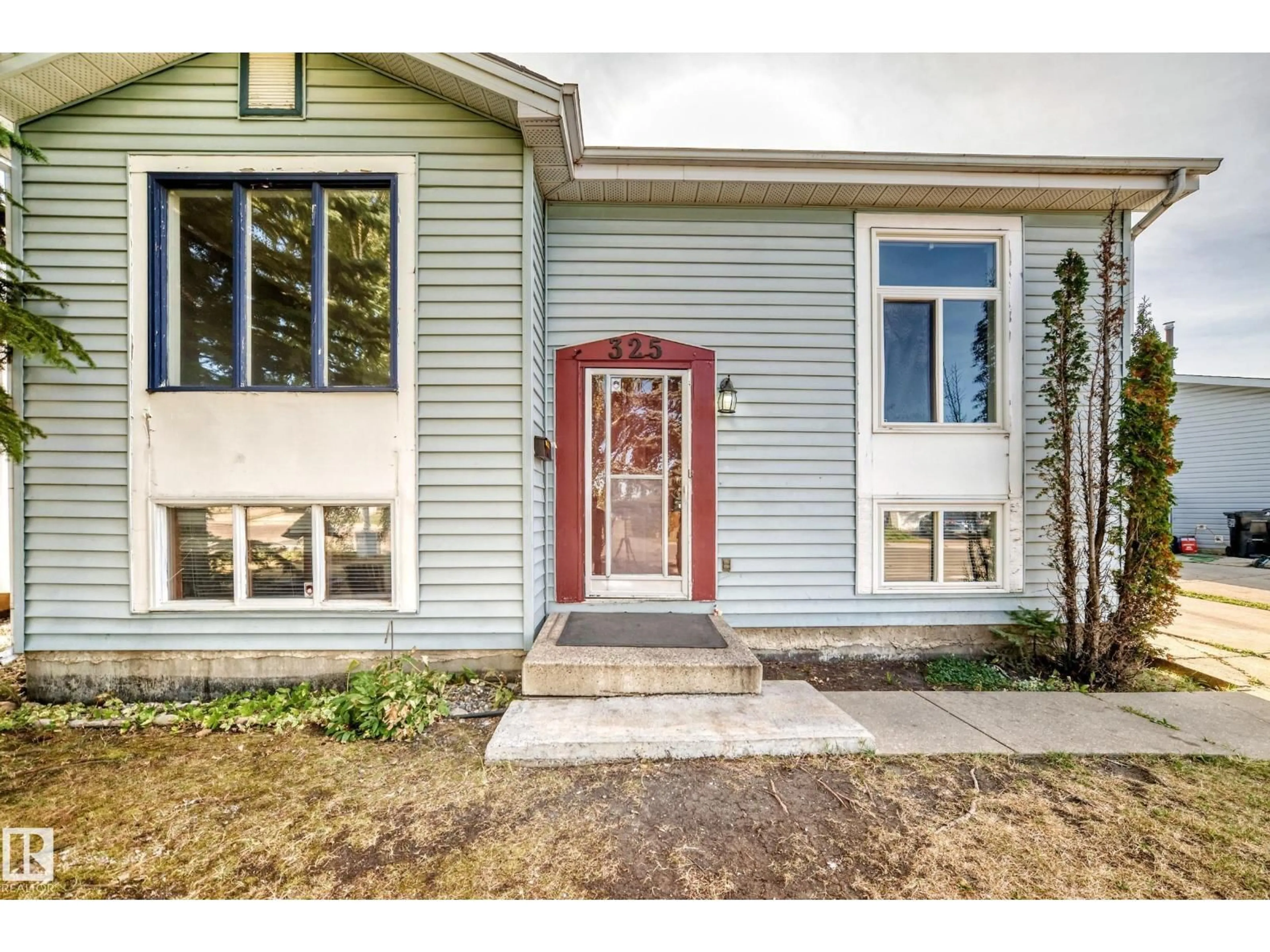 Indoor entryway for 325 WARWICK RD, Edmonton Alberta T5X4R1