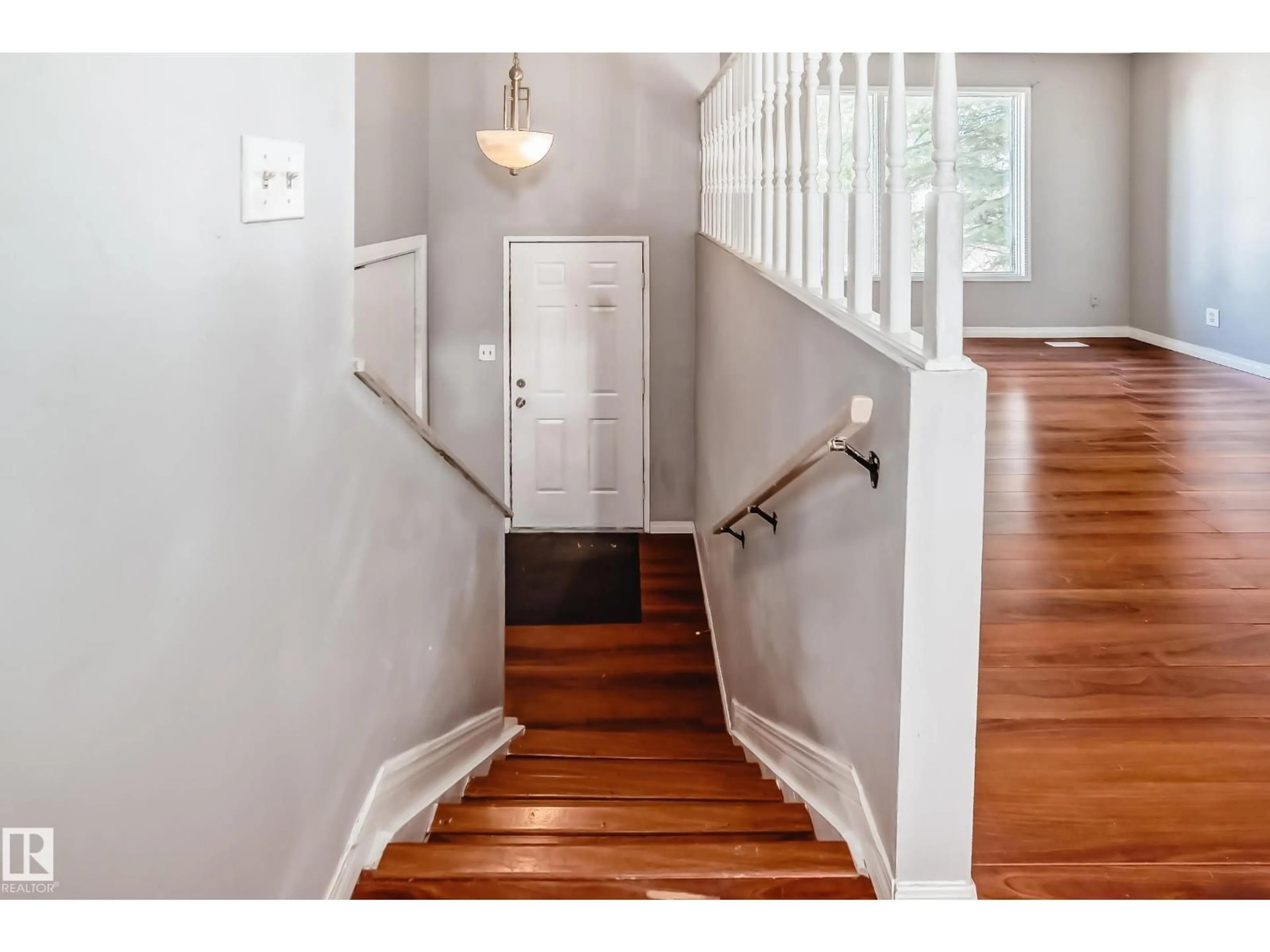 Indoor entryway for 325 WARWICK RD, Edmonton Alberta T5X4R1