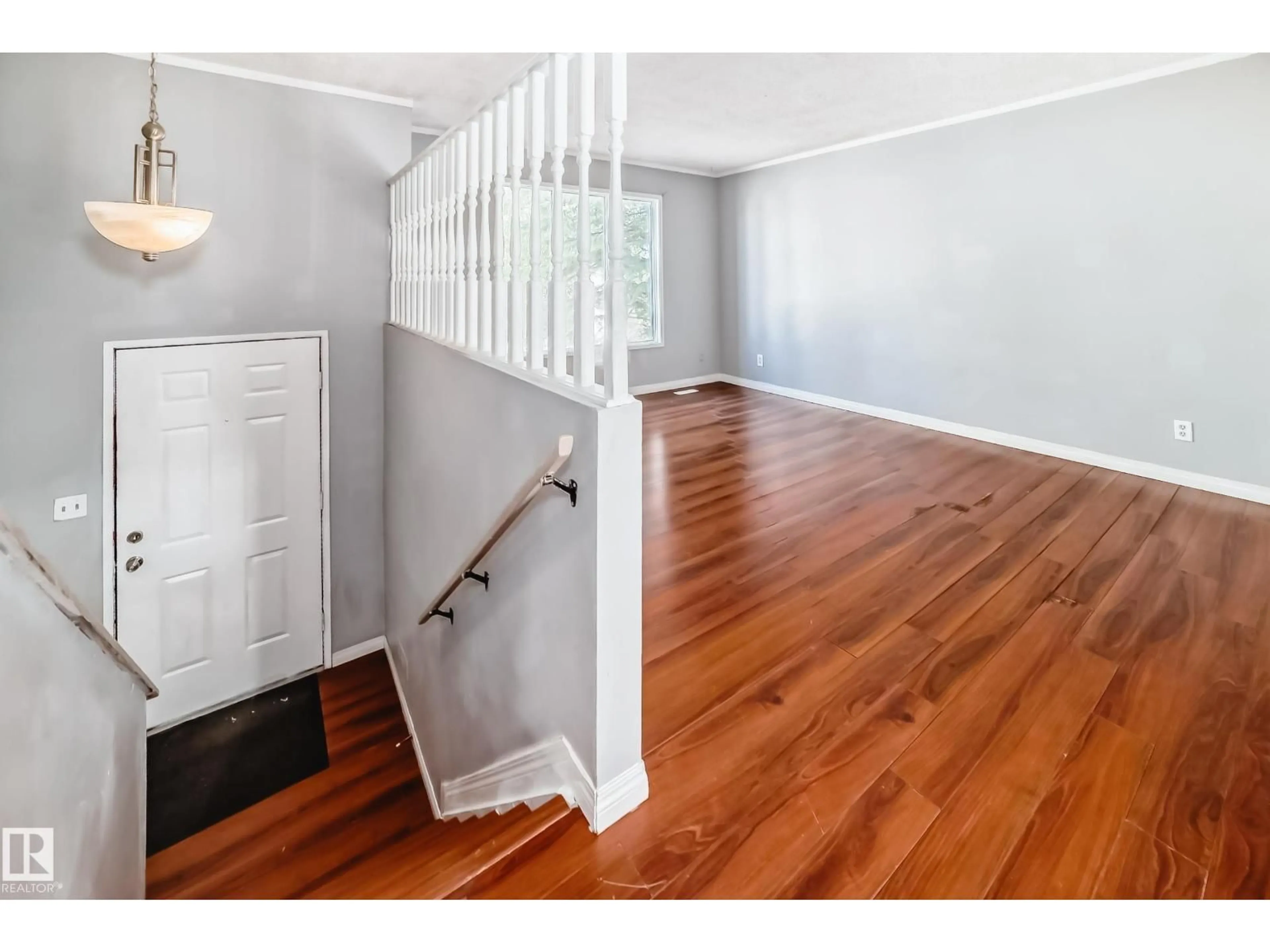 Indoor entryway for 325 WARWICK RD, Edmonton Alberta T5X4R1