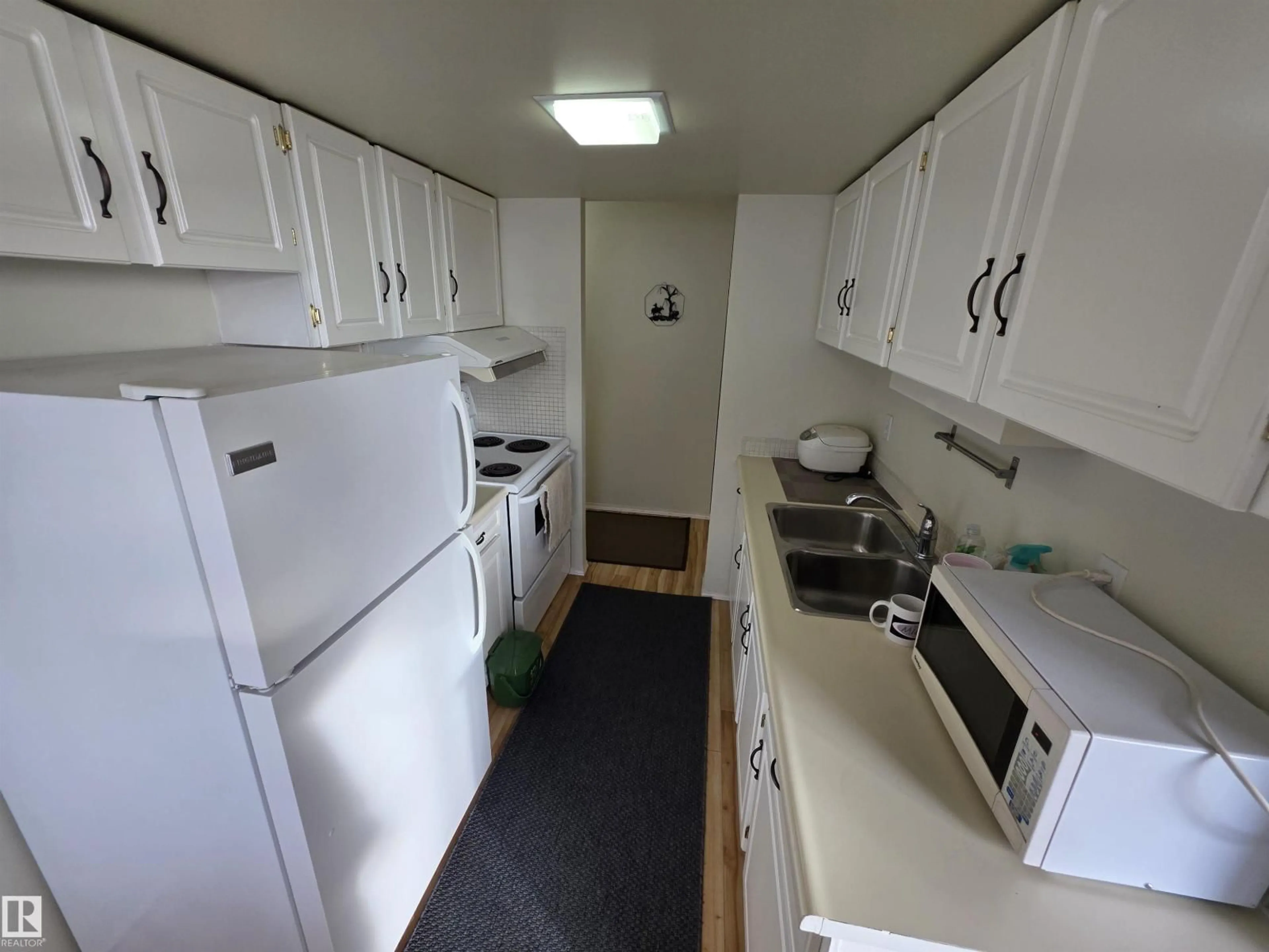 Standard kitchen, unknown for 810 - 9909 104 ST NW, Edmonton Alberta T5K2G5