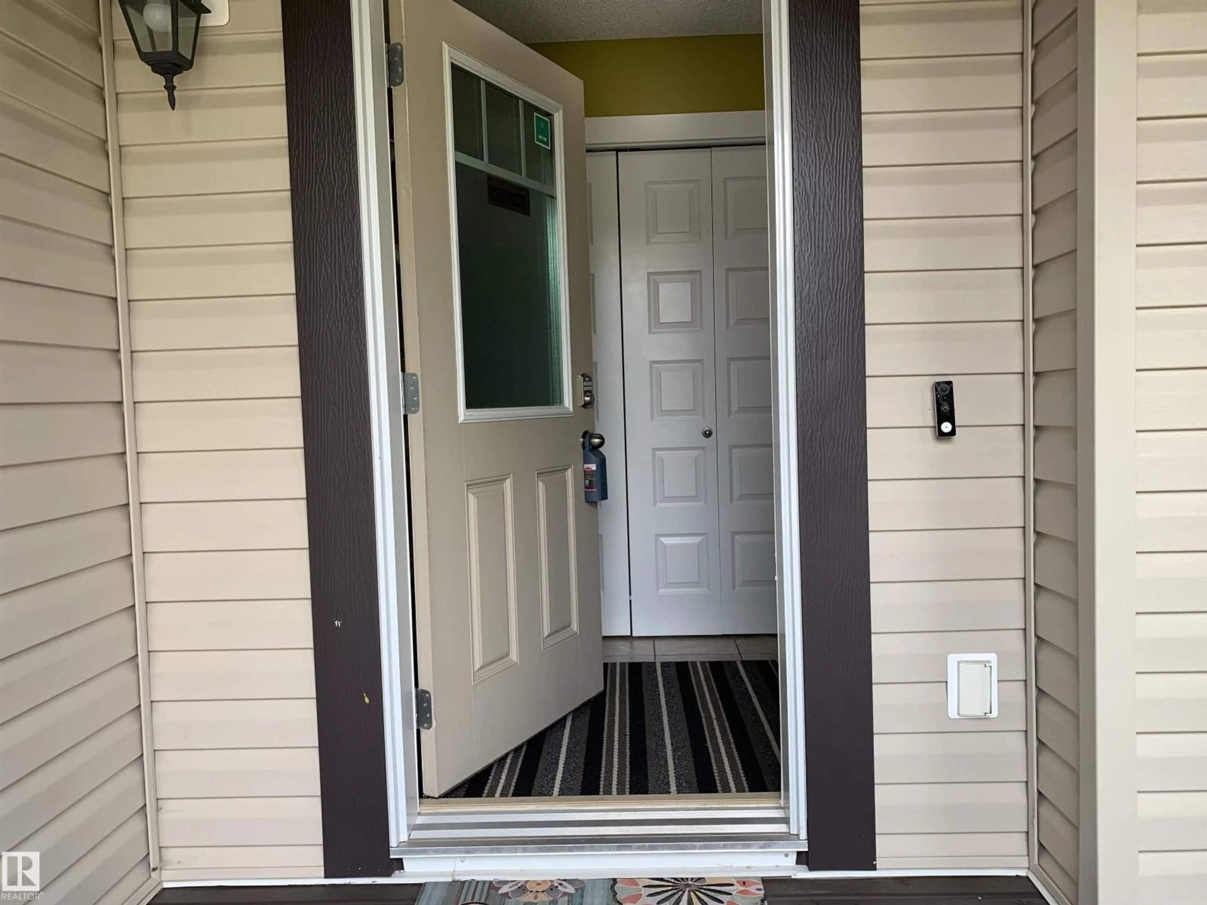 Indoor entryway for 512 CHAPPELLE SW, Edmonton Alberta T6W2B4