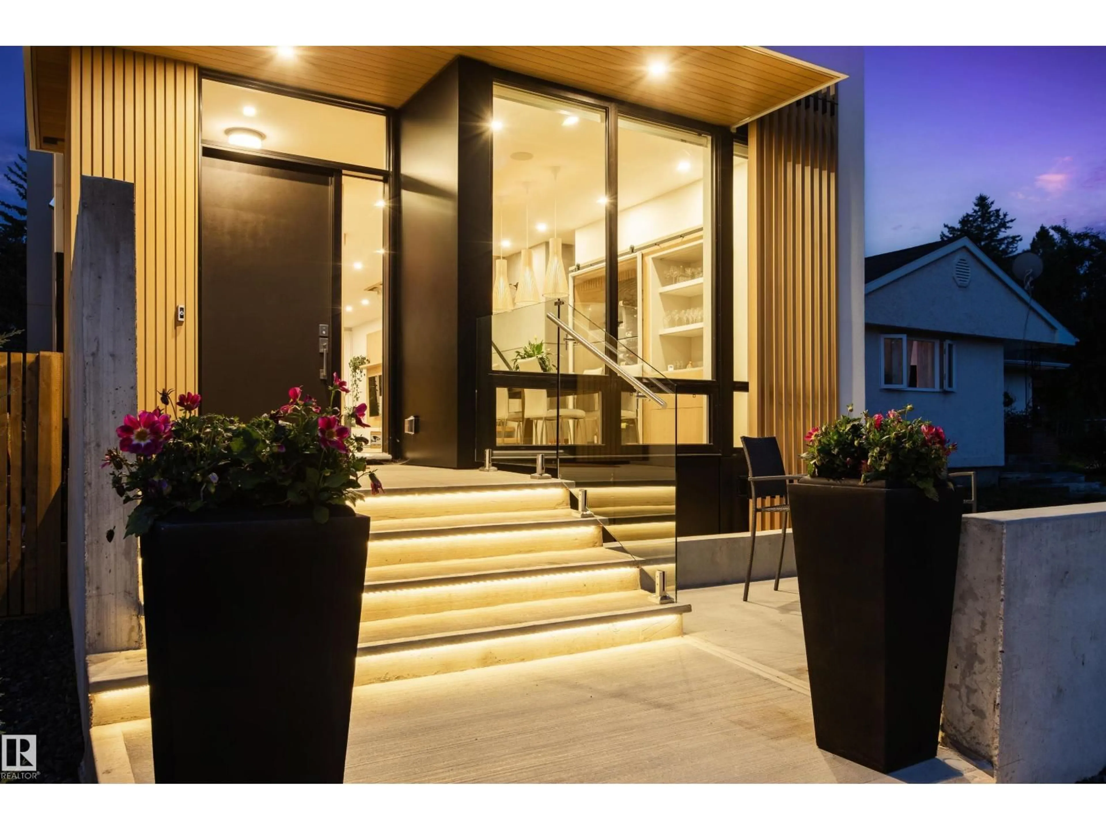 Indoor foyer for 7907 119 ST, Edmonton Alberta T6G1W6