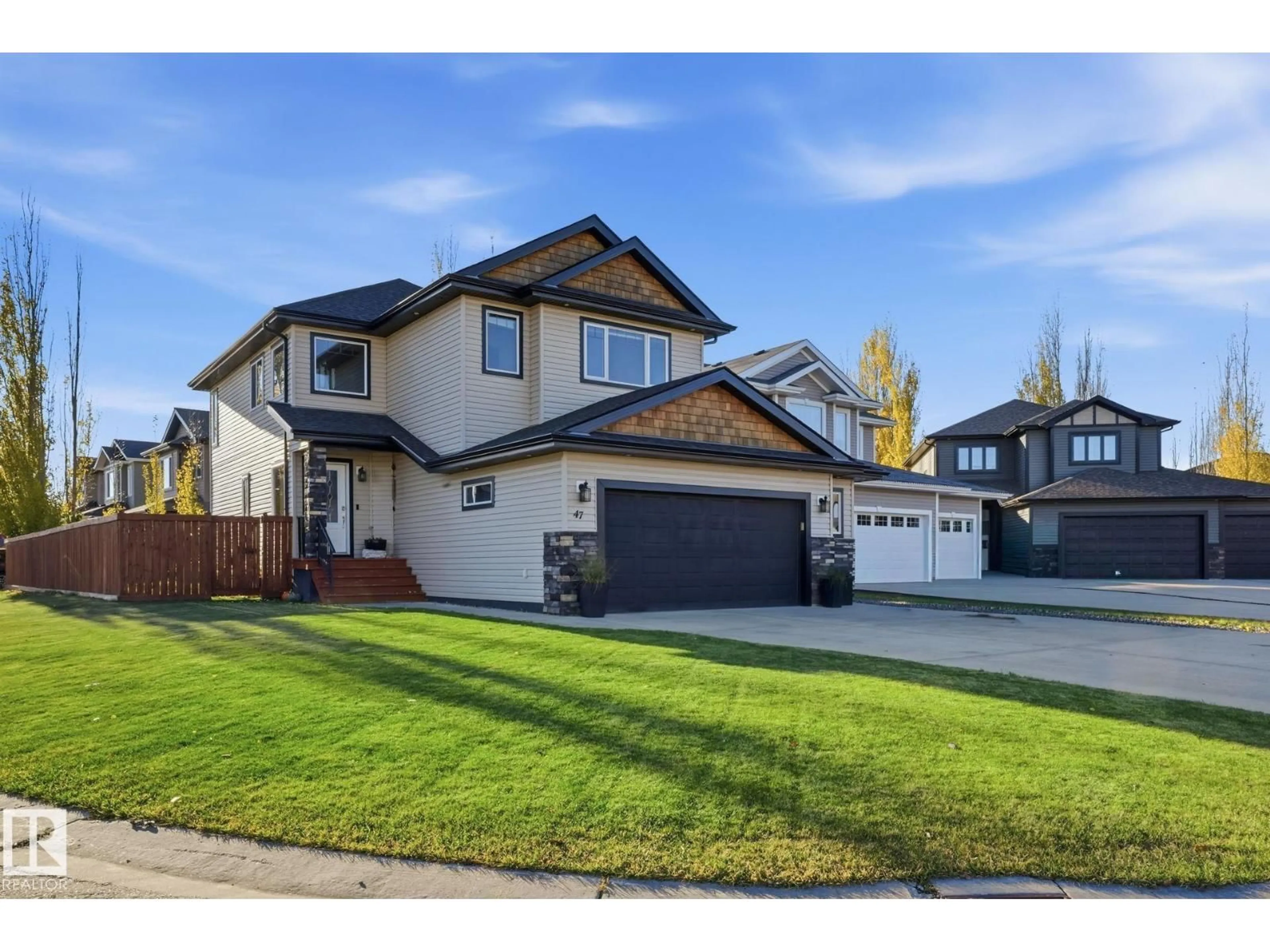 Home with vinyl exterior material, street for 47 HILLDOWNS DR, Spruce Grove Alberta T7X0J1