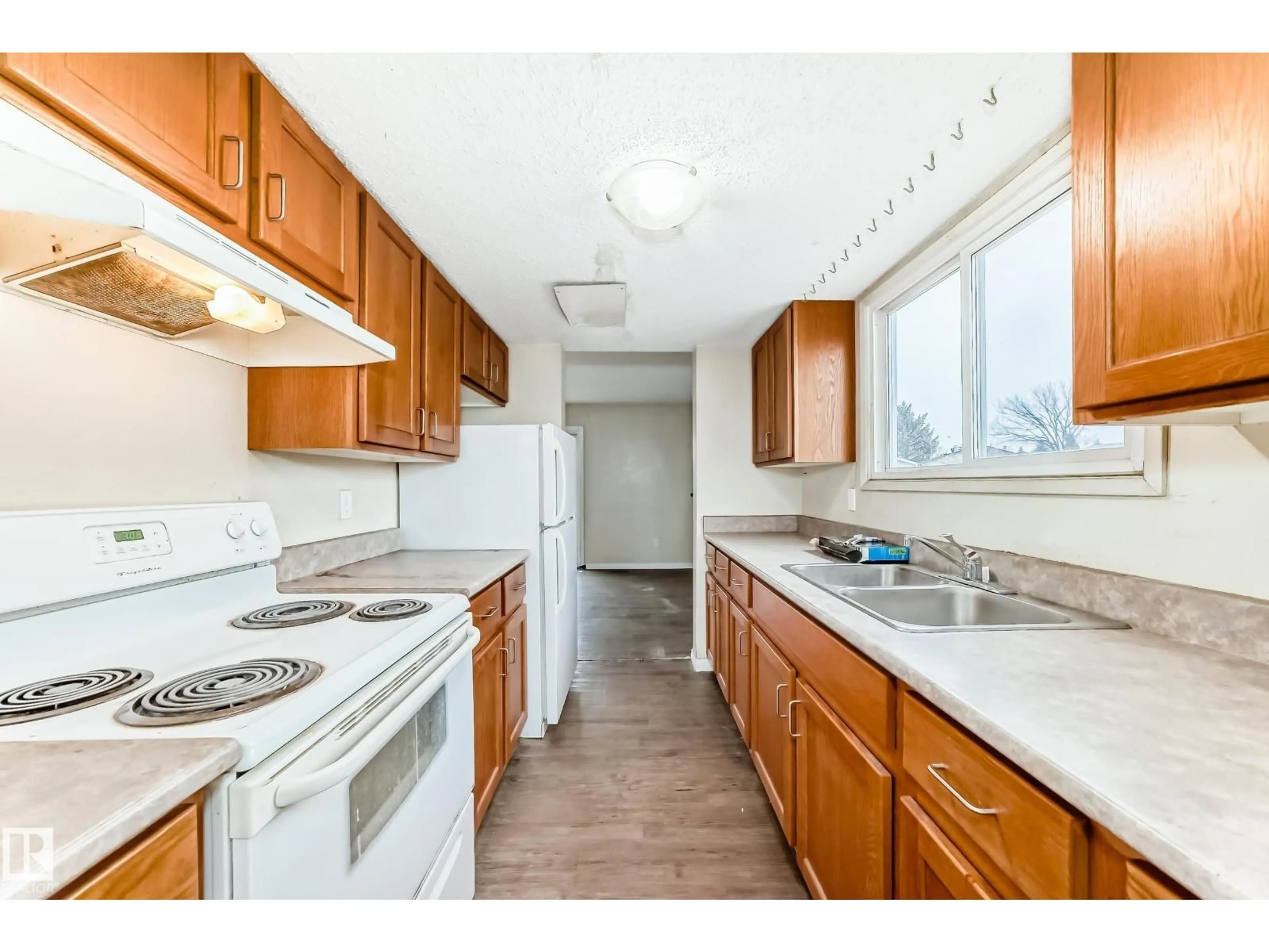 Standard kitchen, unknown for 12607 161 AV, Edmonton Alberta T5X4W7