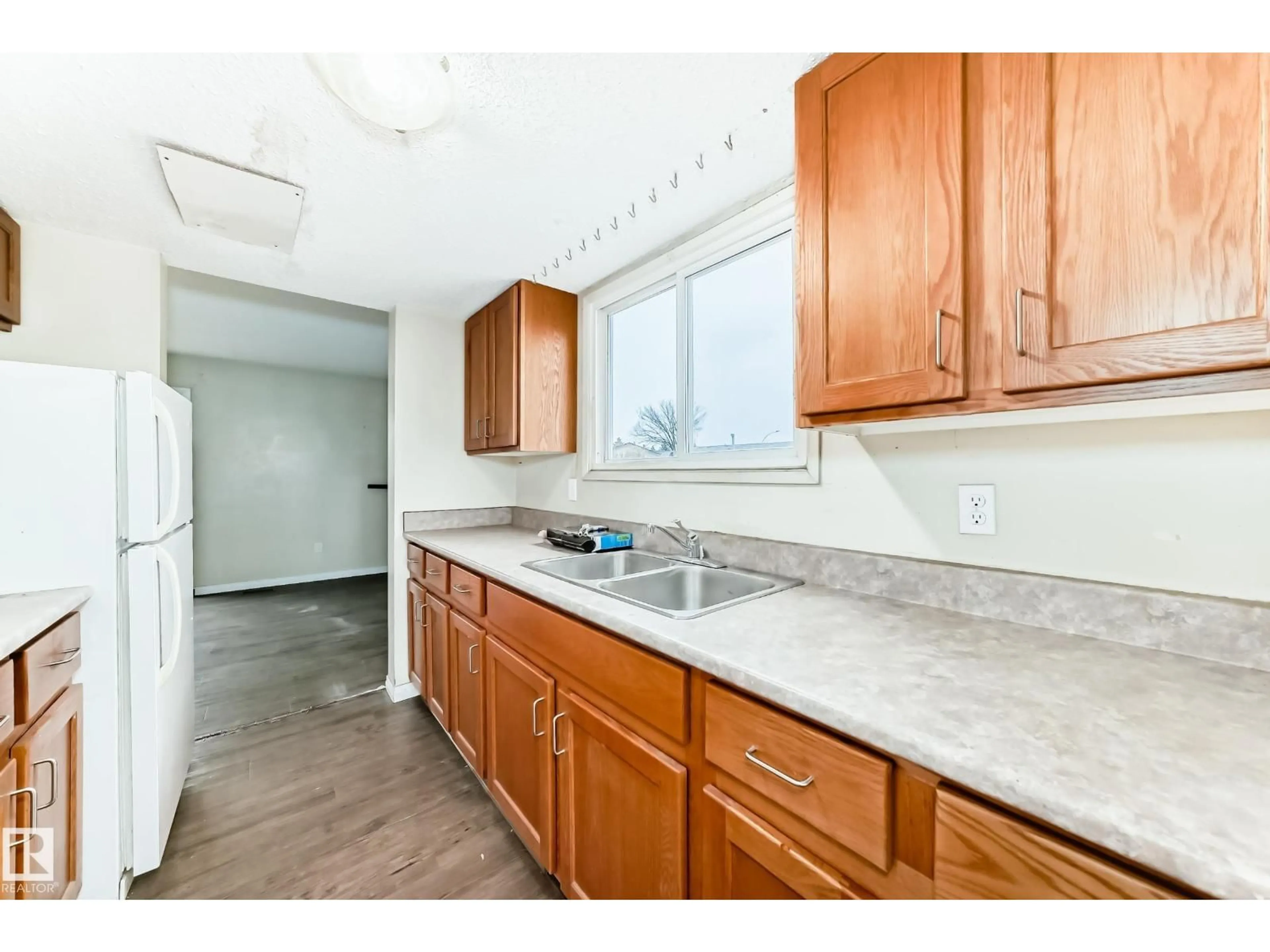 Standard kitchen, unknown for 12607 161 AV, Edmonton Alberta T5X4W7