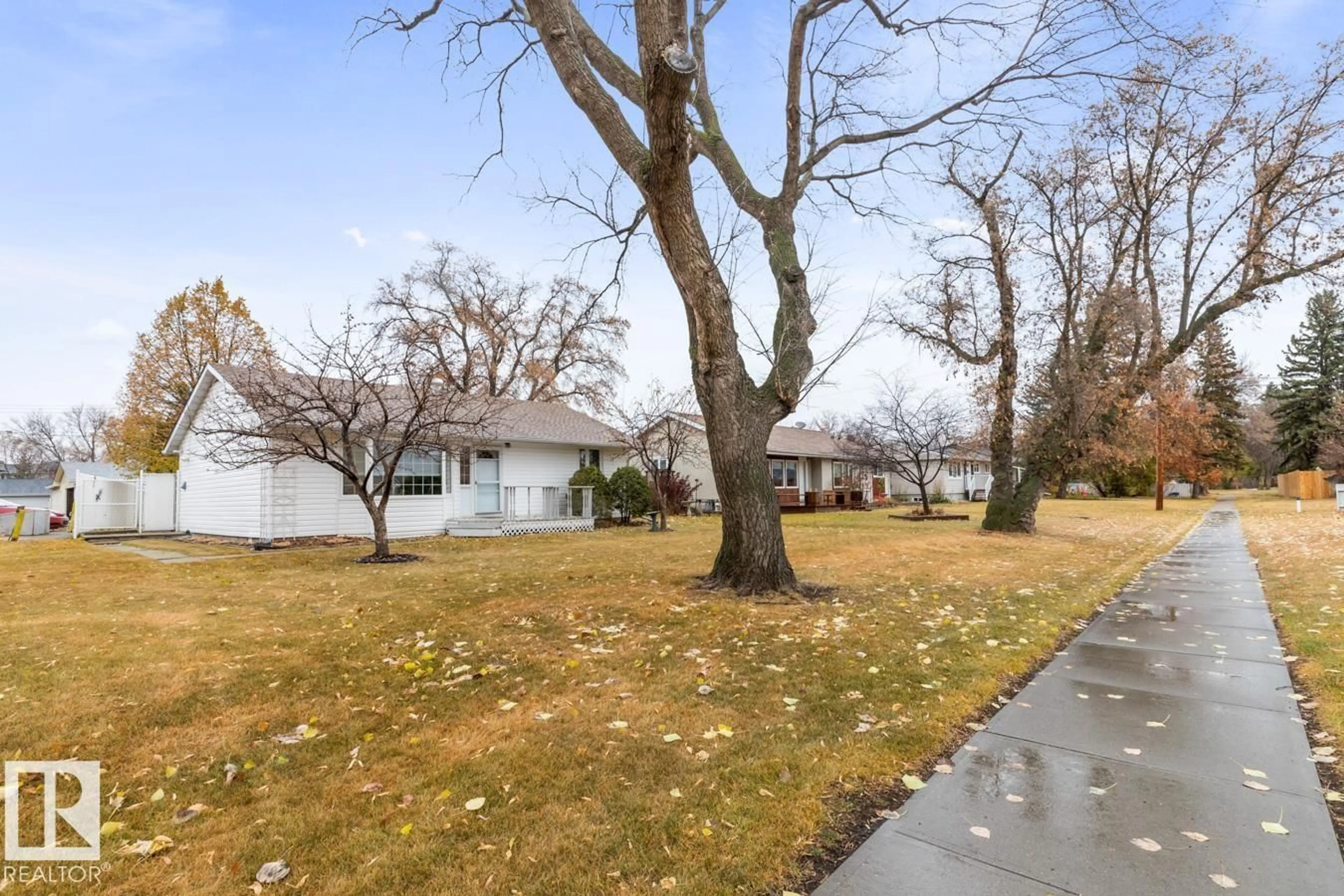 A pic from outside/outdoor area/front of a property/back of a property/a pic from drone, street for 1 ROSS DR, Fort Saskatchewan Alberta T8L2M8