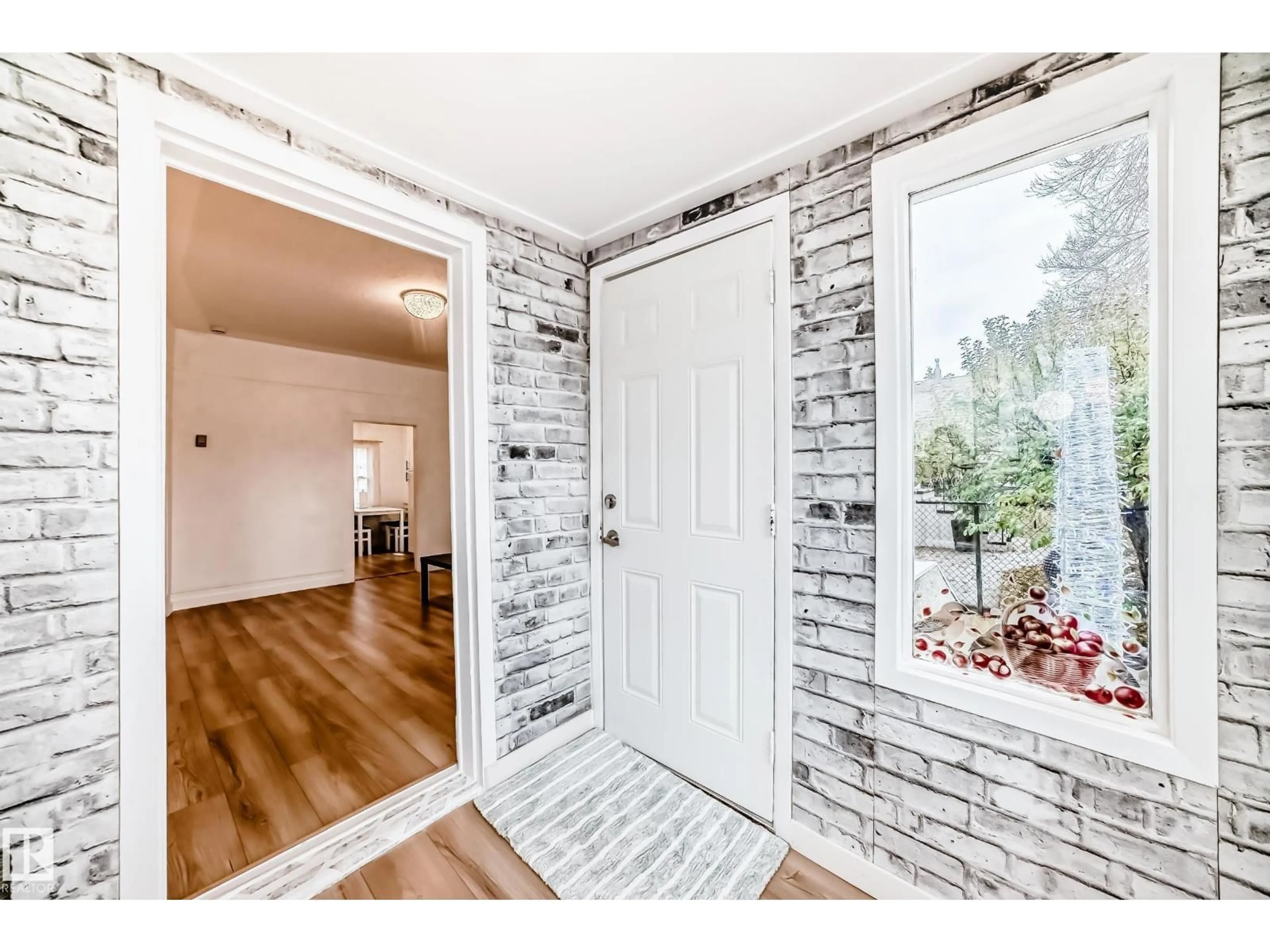 Indoor entryway for NW - 11331 92 ST, Edmonton Alberta T5G0Z4