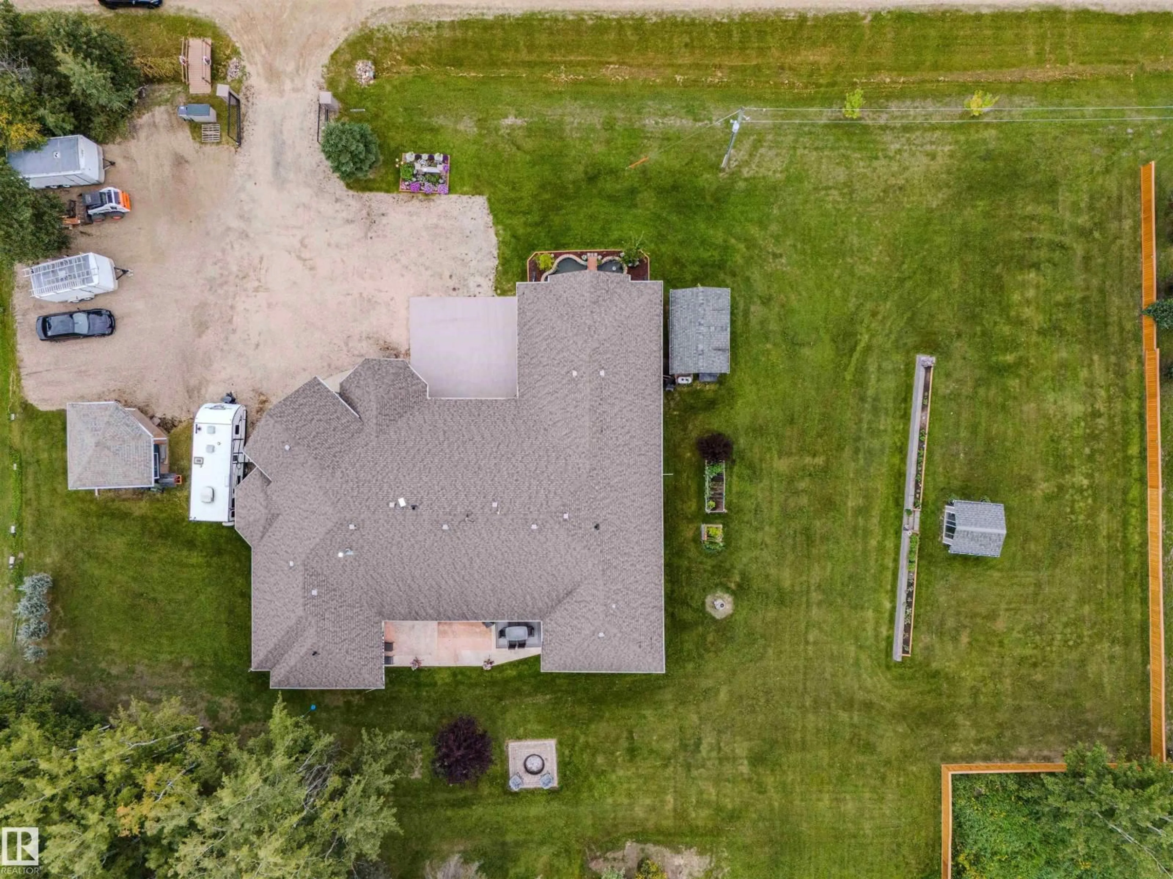 A pic from outside/outdoor area/front of a property/back of a property/a pic from drone, unknown for 4 THIRD AV, Entwistle Alberta T0E0T0