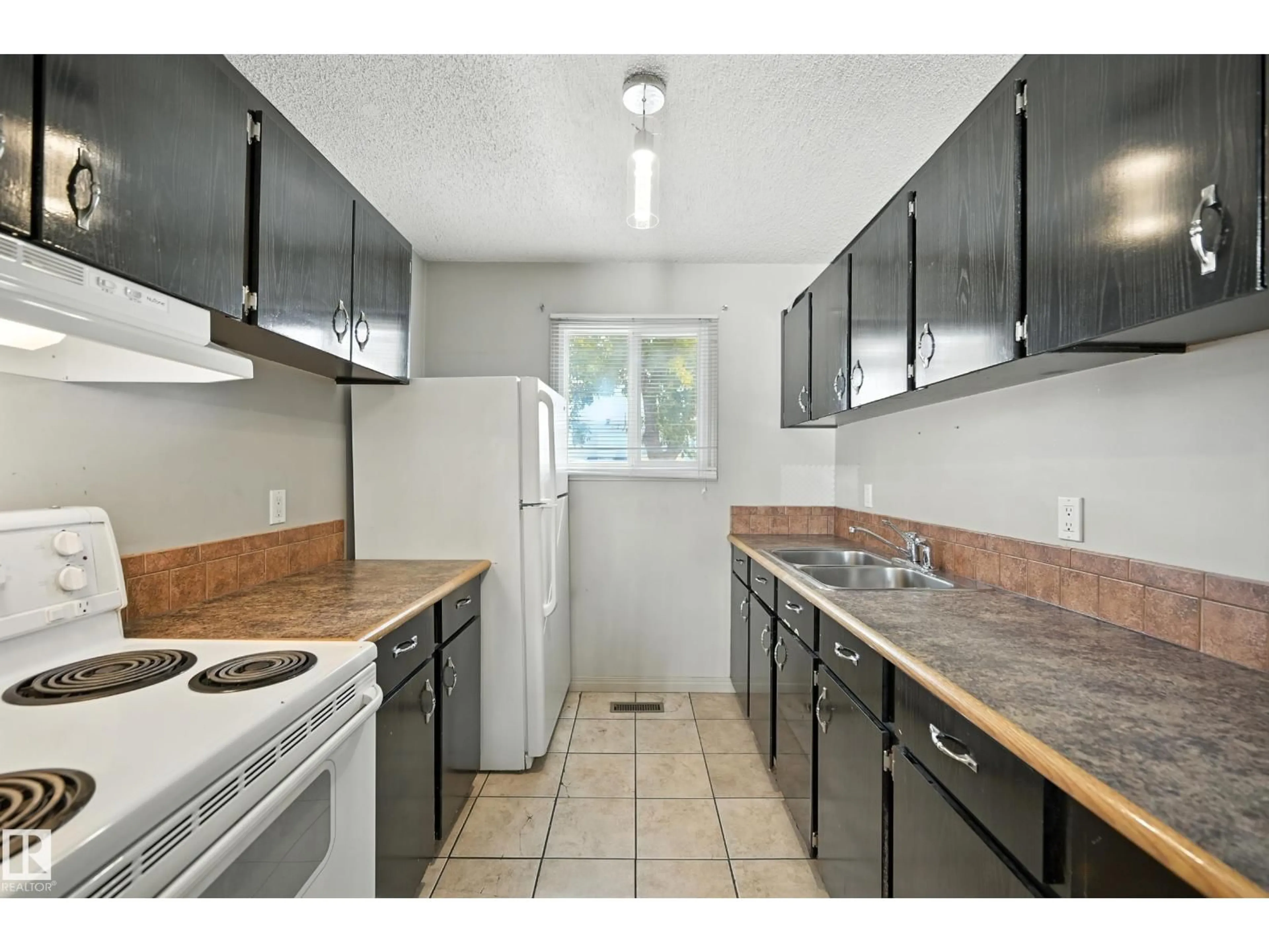 Standard kitchen, unknown for 11406 139 AV, Edmonton Alberta T5X3L4