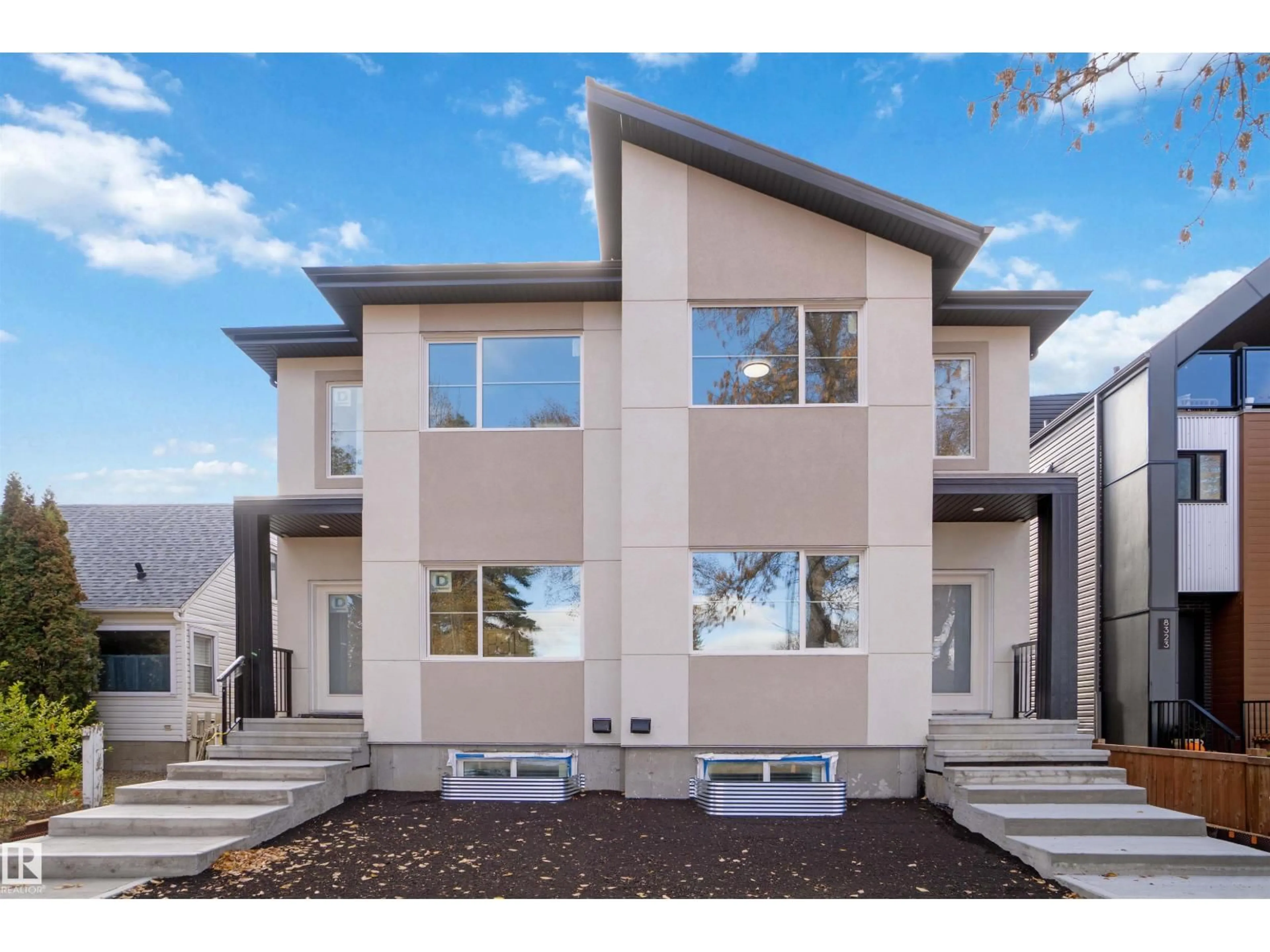 Home with vinyl exterior material, unknown for 8319 81 AVE, Edmonton Alberta T6C0W1