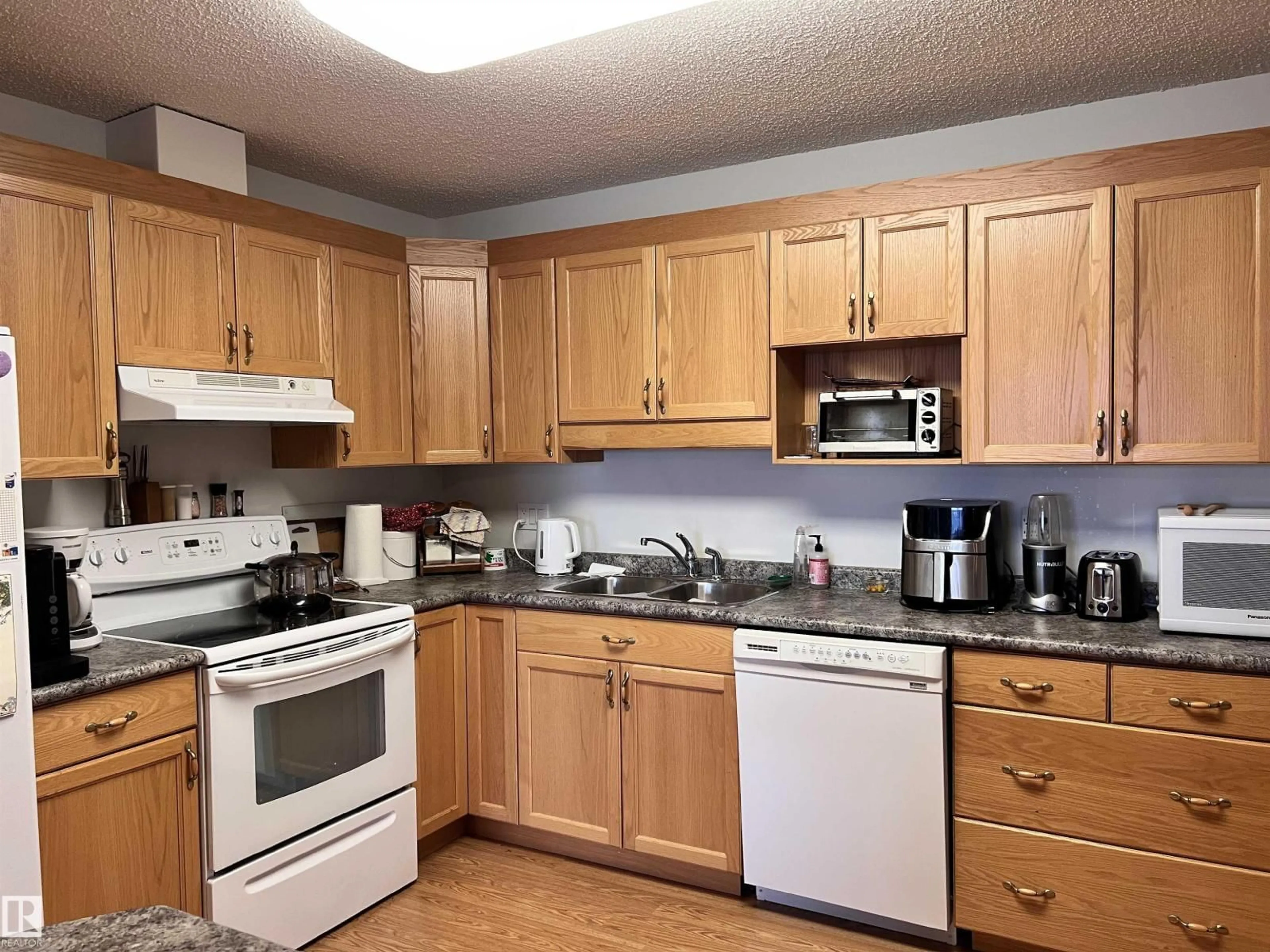 Standard kitchen, unknown for 406 - 4004 47 ST, Drayton Valley Alberta T7A0A2
