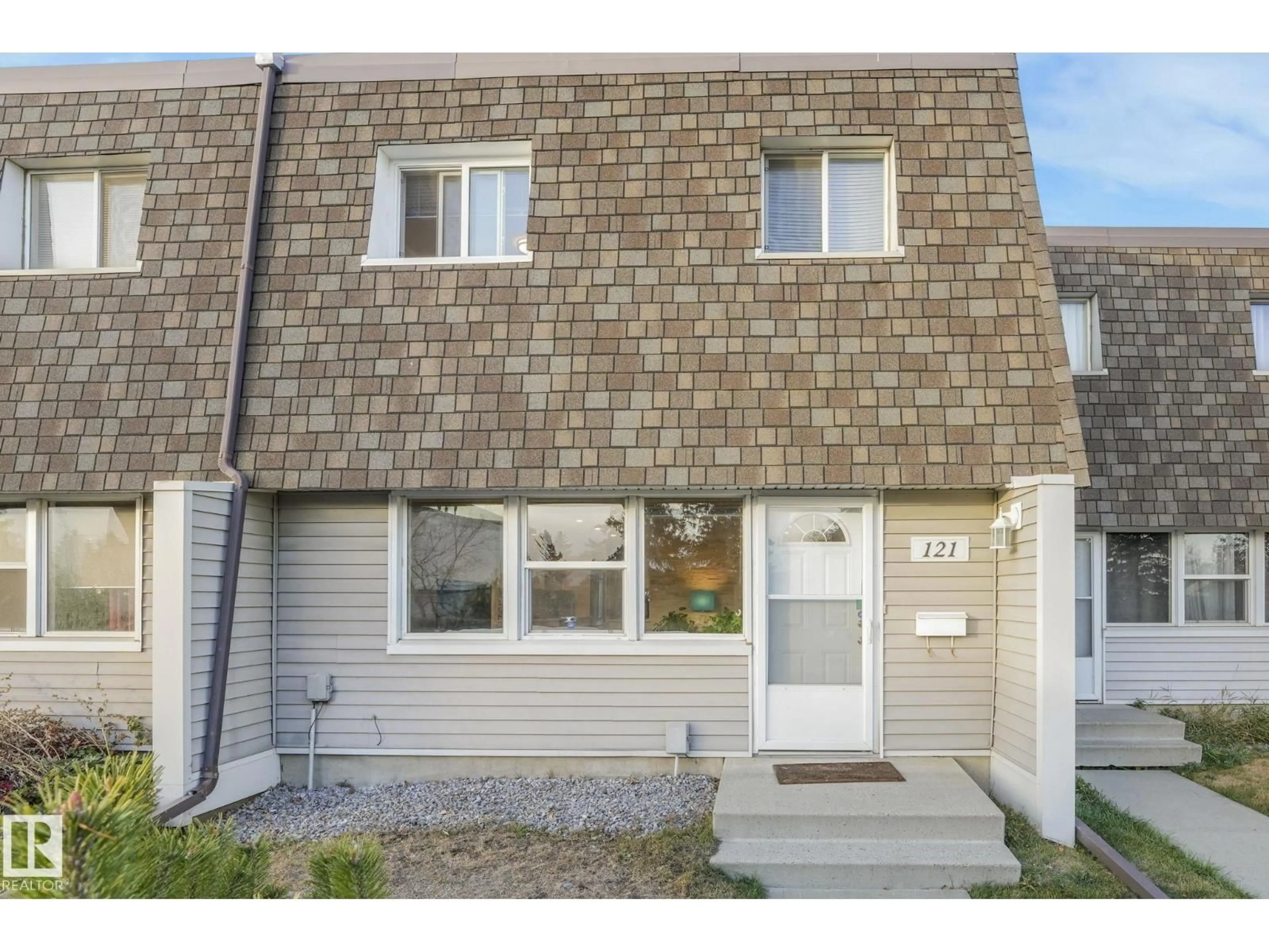 Home with vinyl exterior material, street for 121 VILLAGE ON THE GREEN GR, Edmonton Alberta T5A1H2