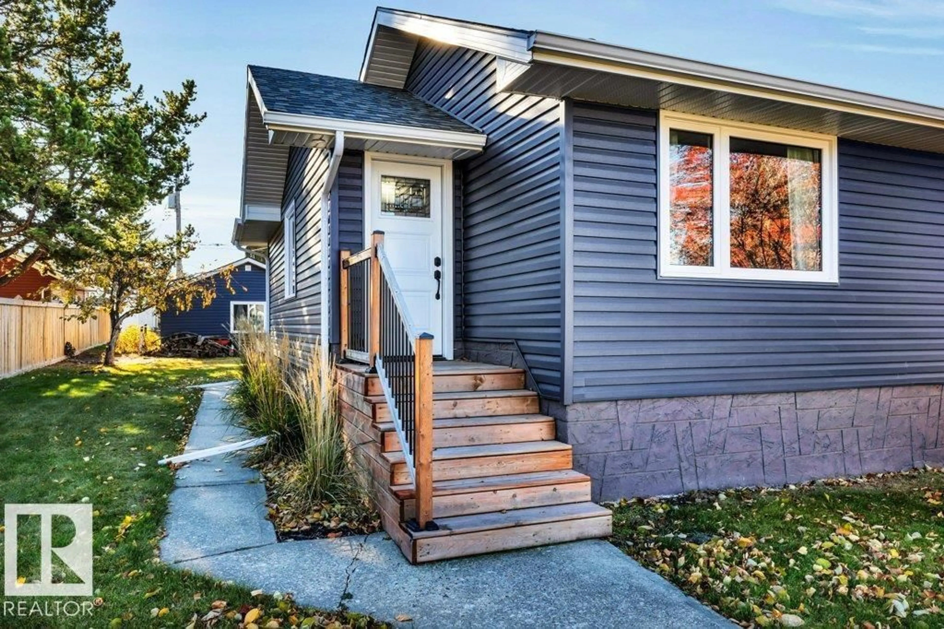 Home with vinyl exterior material, street for 15 KOOTENAY AV, Devon Alberta T9G1J2