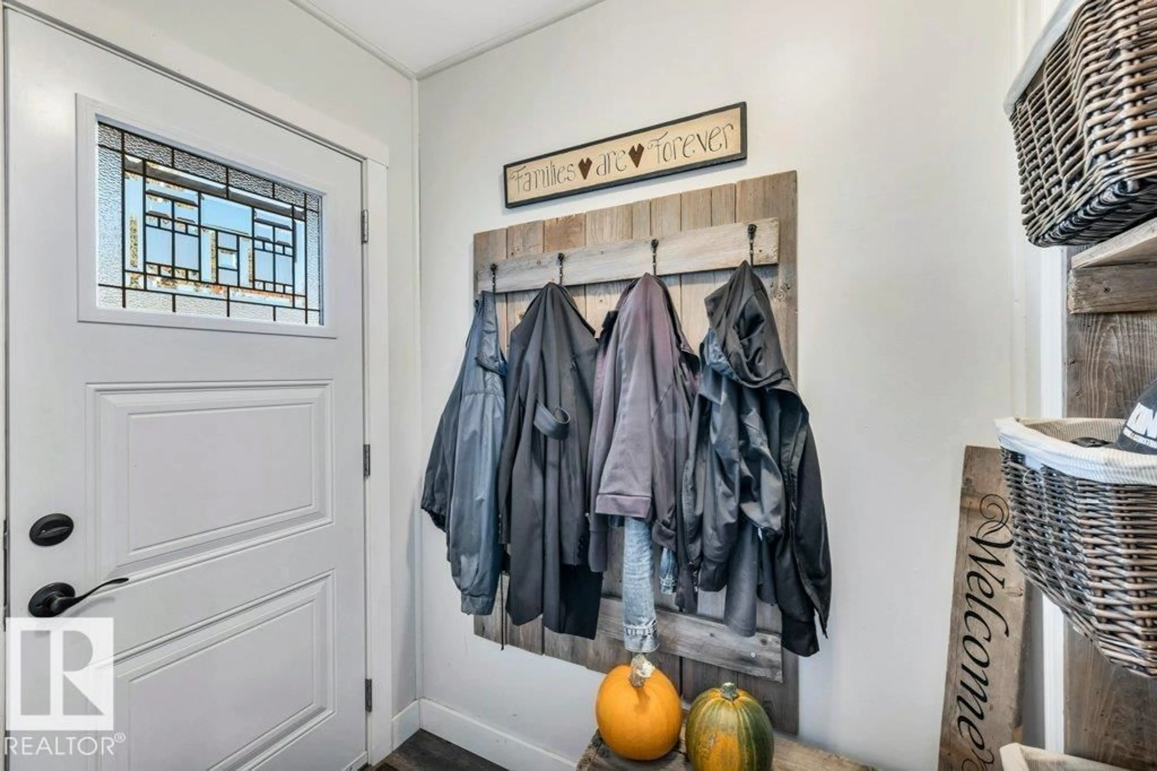 Indoor entryway for 15 KOOTENAY AV, Devon Alberta T9G1J2