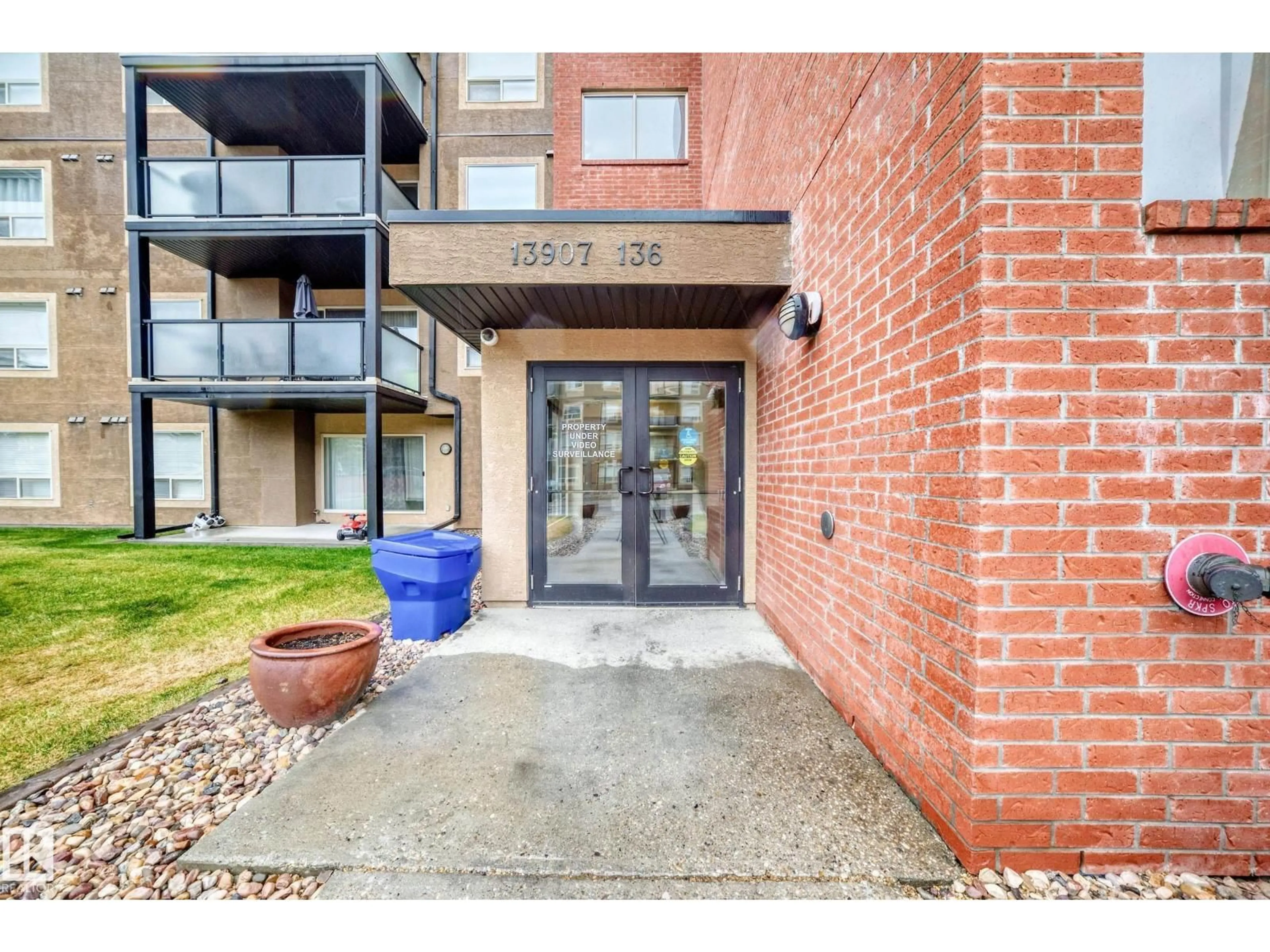 Indoor foyer for #102 - 13907 136 ST NW, Edmonton Alberta T6Y1Y5