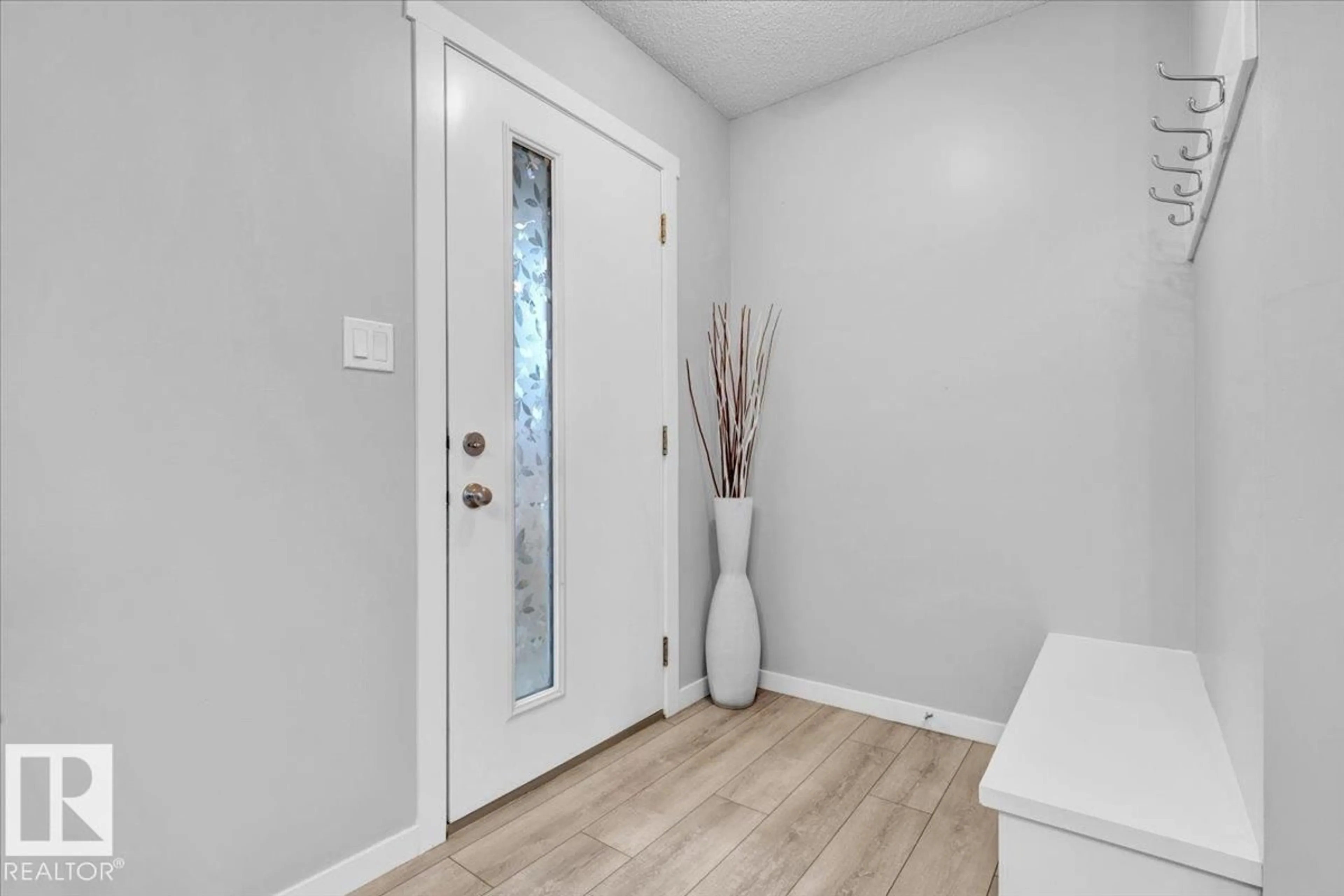 Indoor entryway for 1248 ROSENTHAL BV, Edmonton Alberta T5T7N6