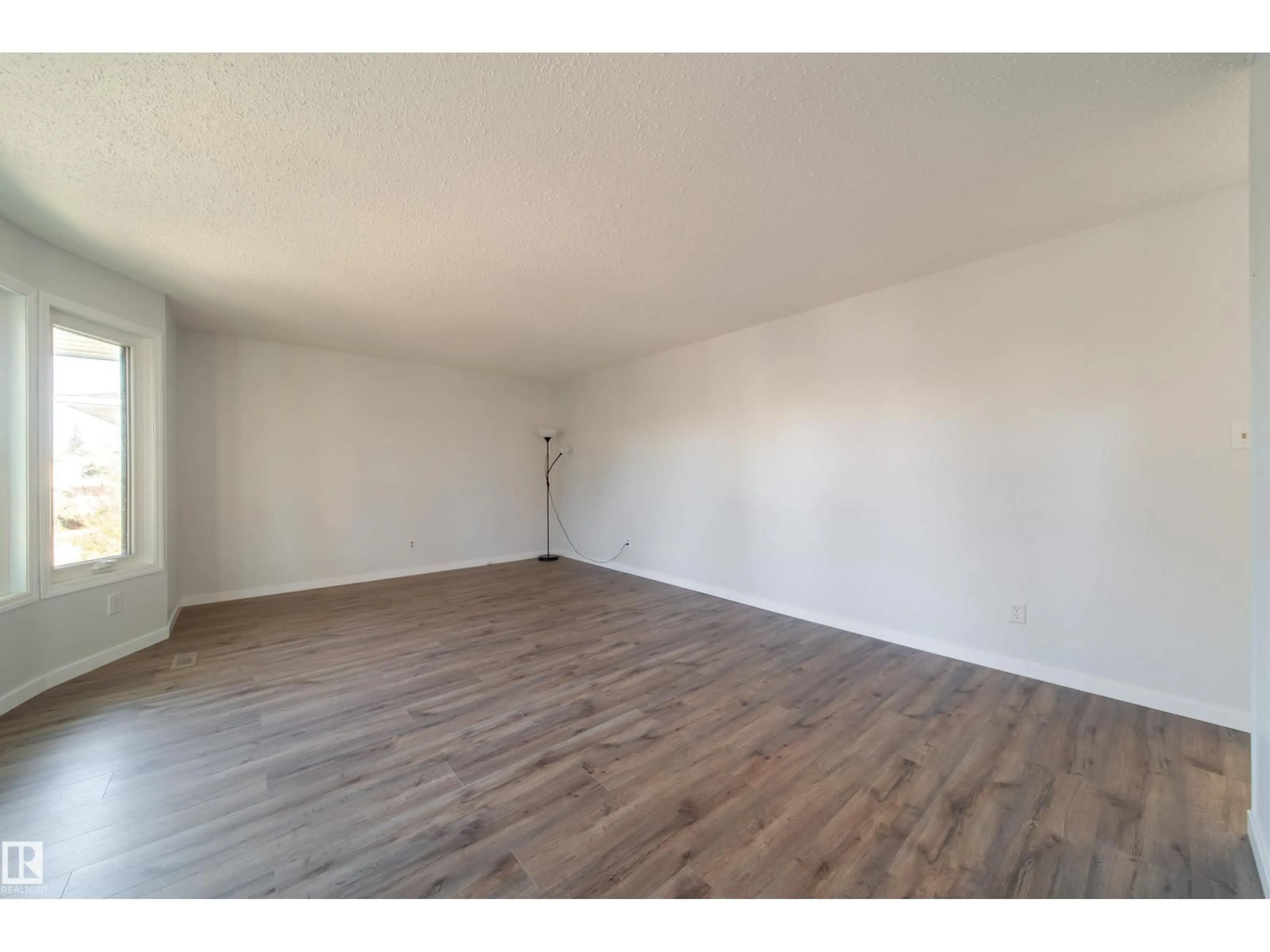 A pic of a room for 14511 21 ST, Edmonton Alberta T5Y1T7