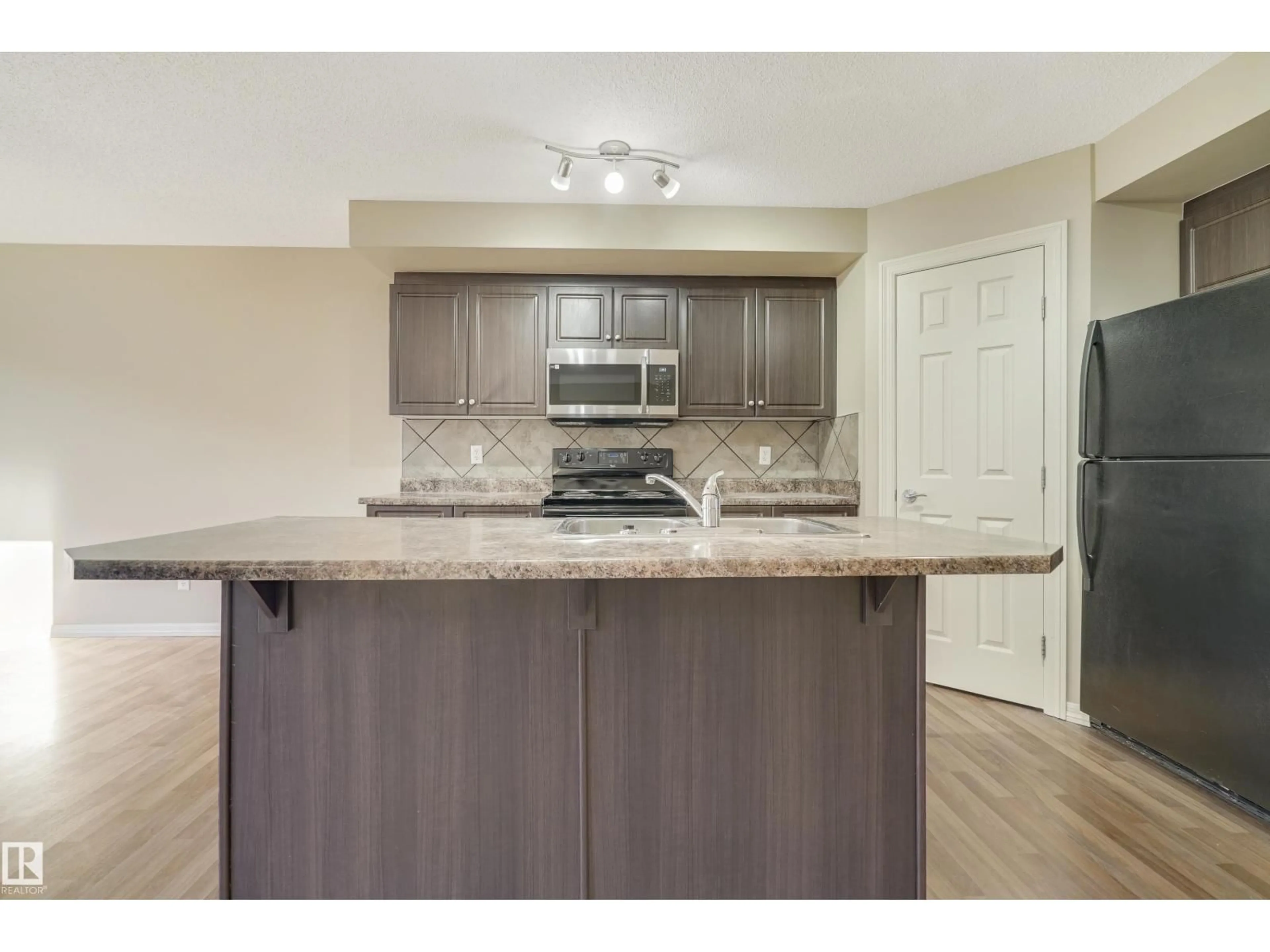 Open concept kitchen, unknown for 1323 CUNNINGHAM DR, Edmonton Alberta T6W1R8